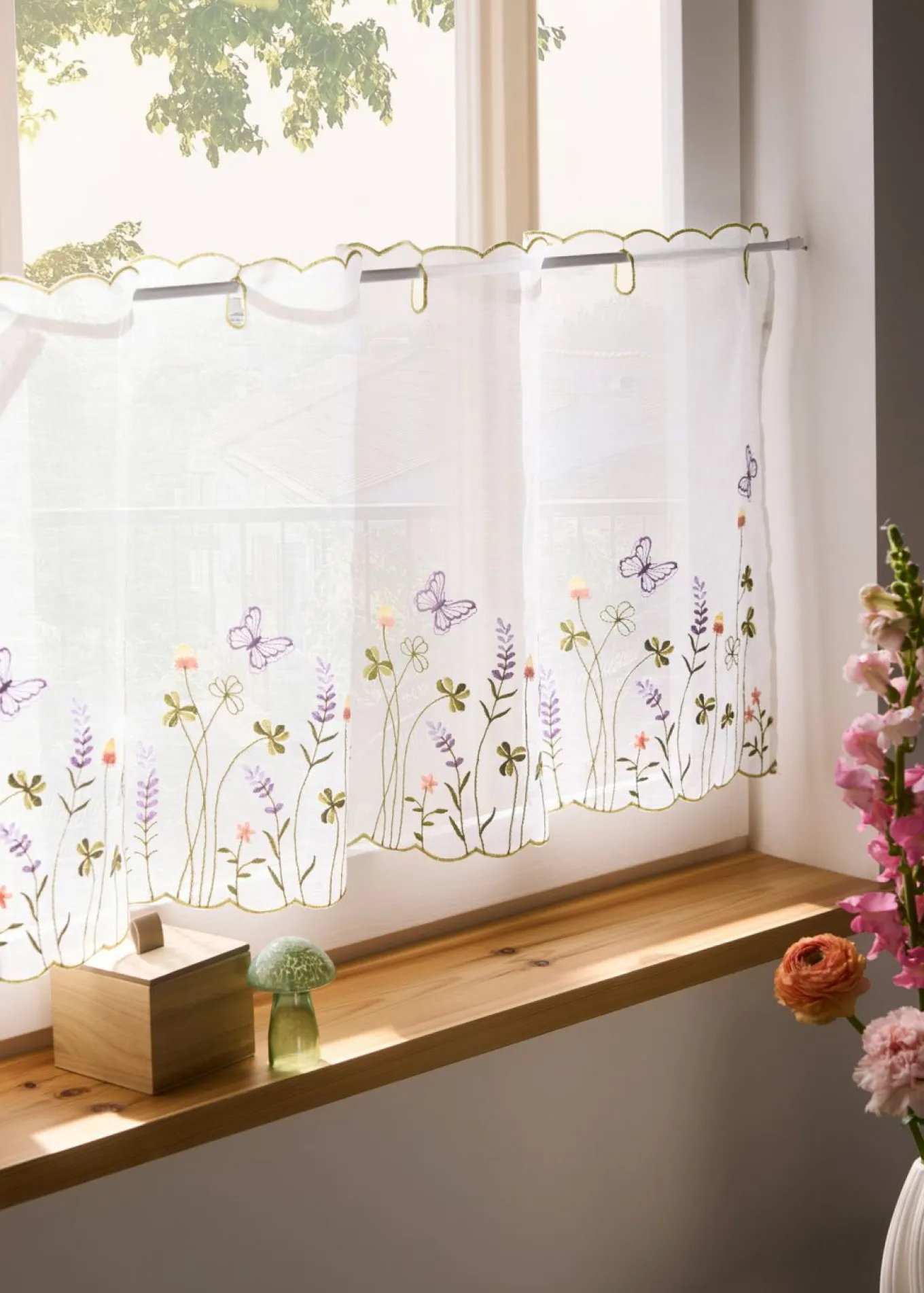 Cortina con bordado de flores