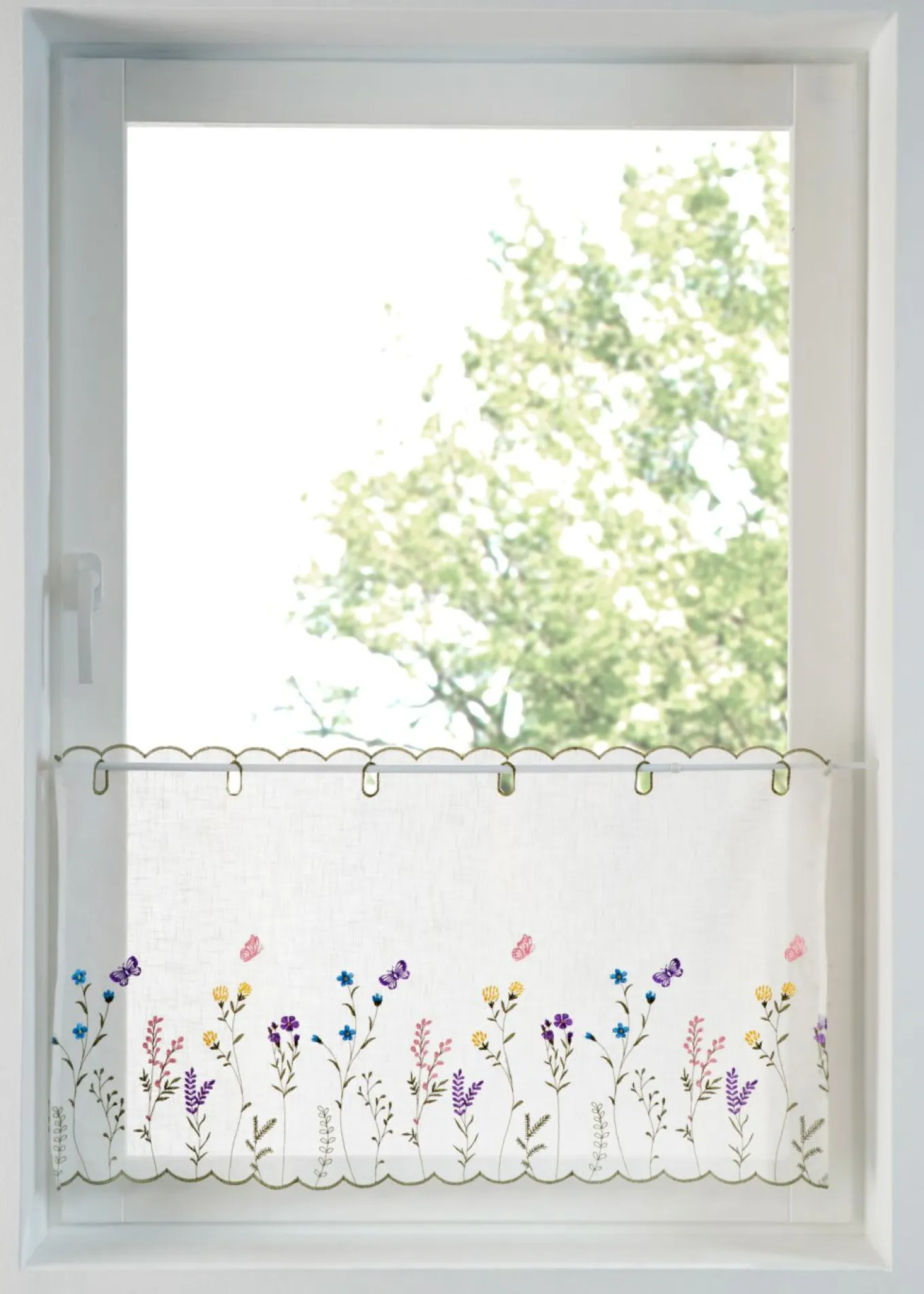 Cortina con bordado floral
