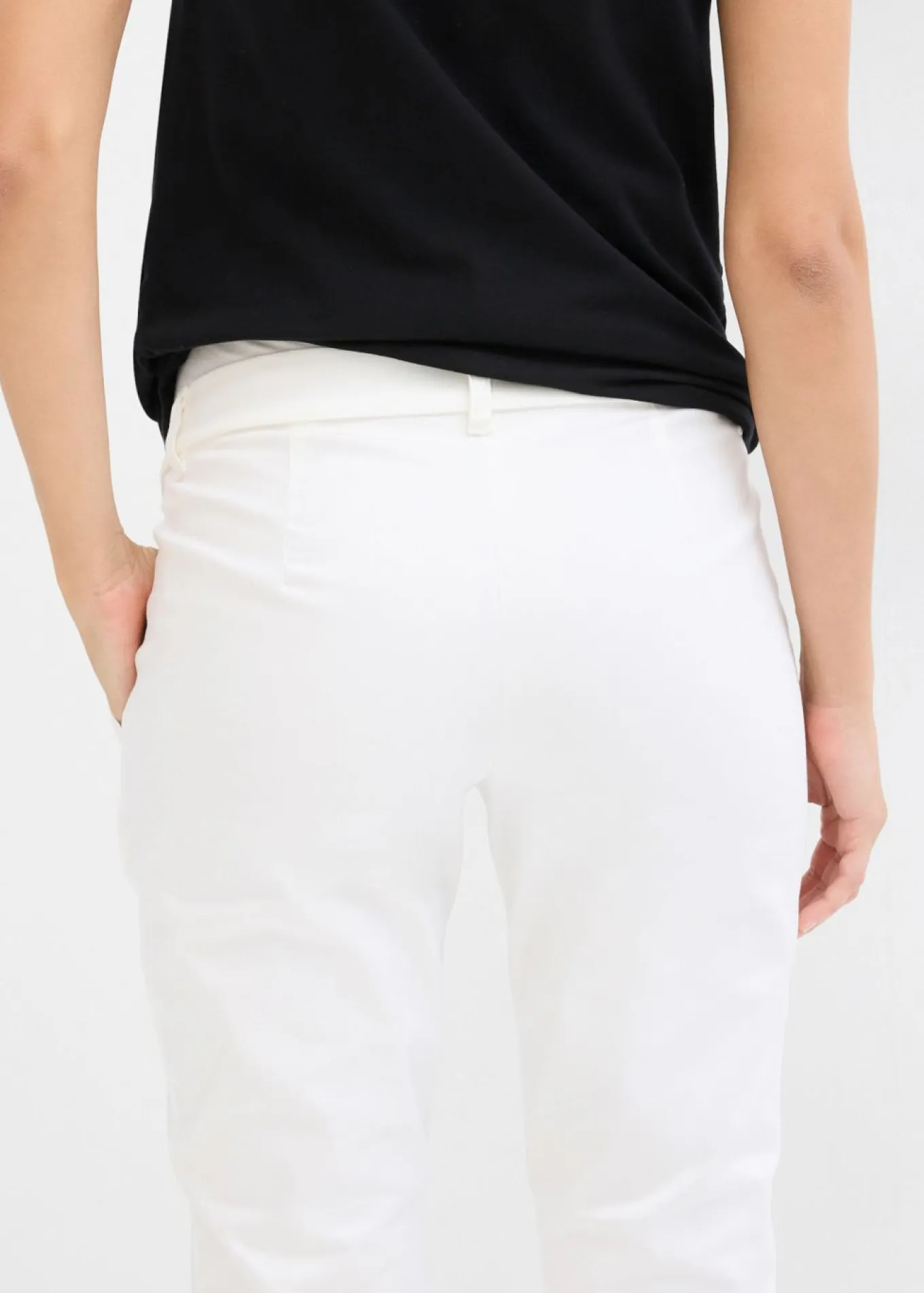 Elegantes pantalones premamá de pierna recta confeccionados en una mezcla de algodón agradable para la piel
