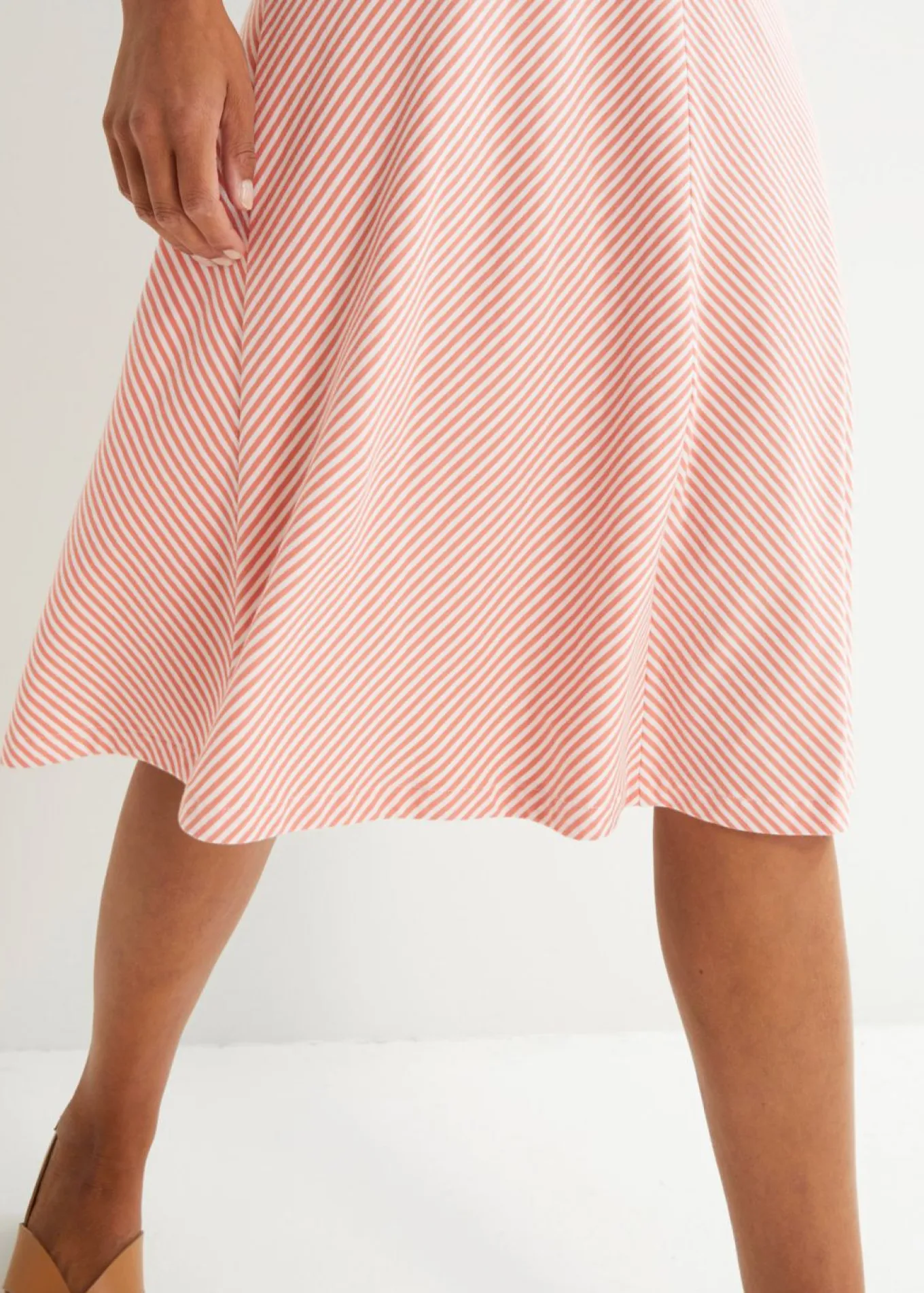 Falda de punto con rayas y largo hasta la rodilla