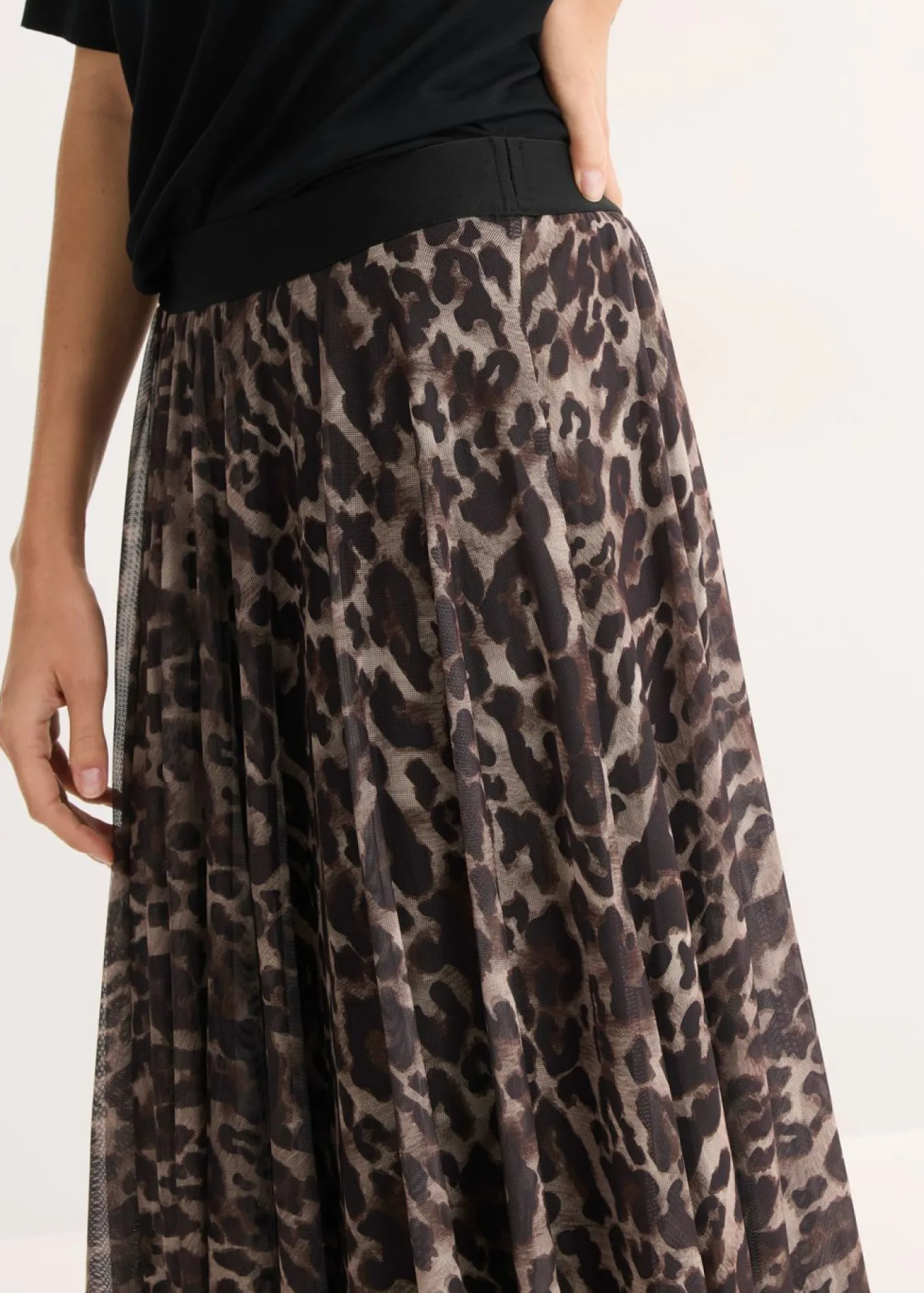Falda midi acampanada con malla