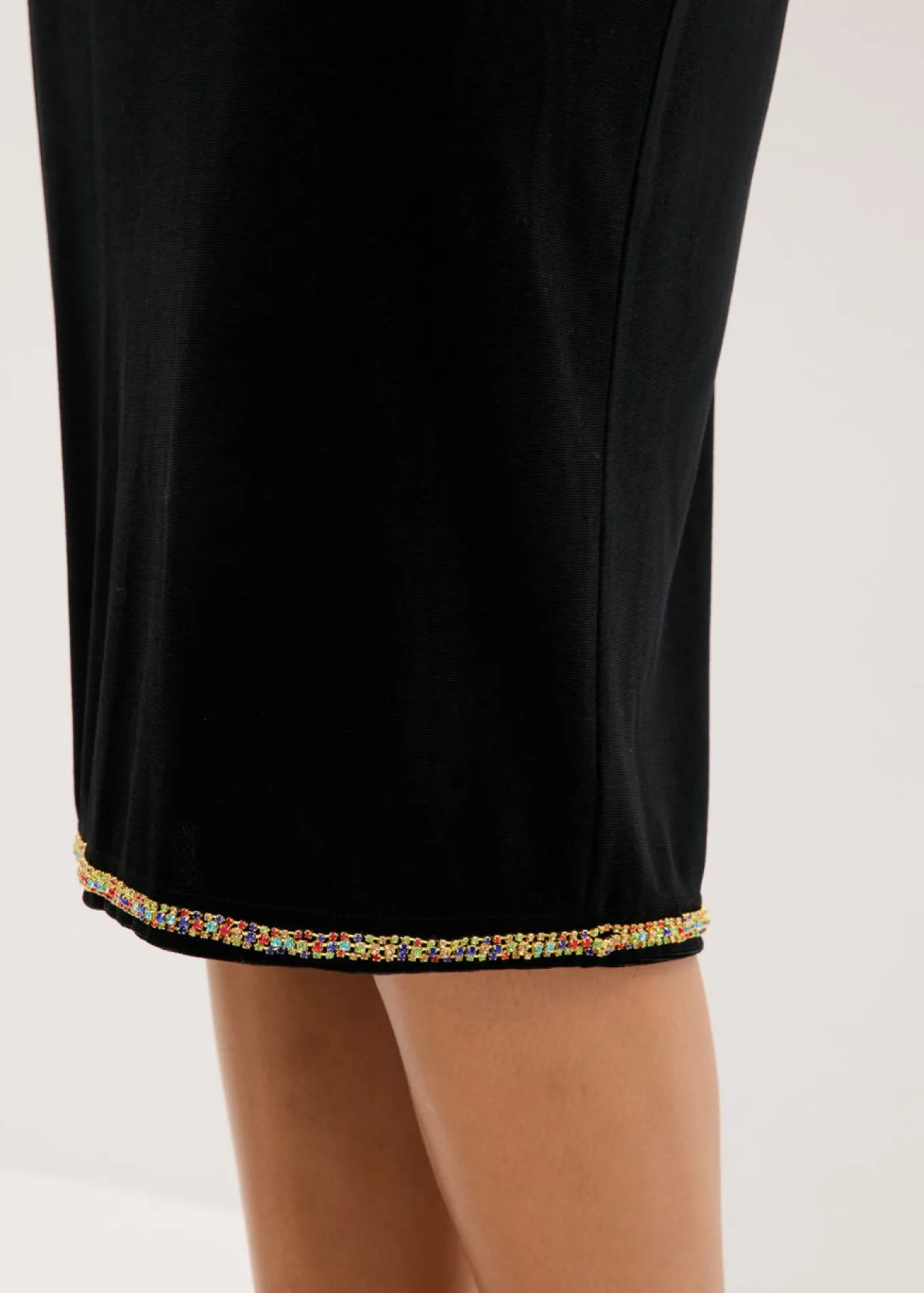 Falda midi con piedras brillantes