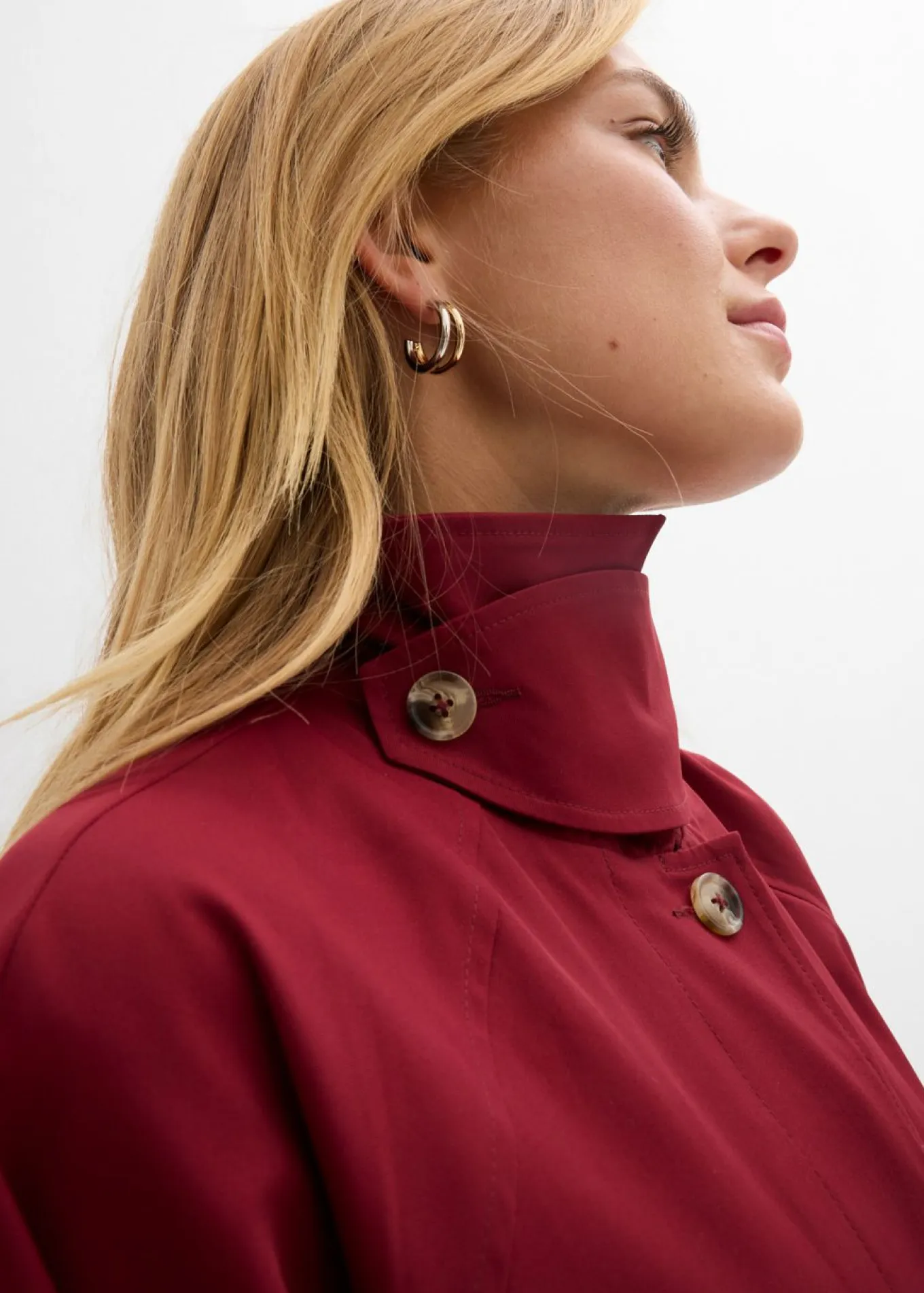Gabardina con trabillas