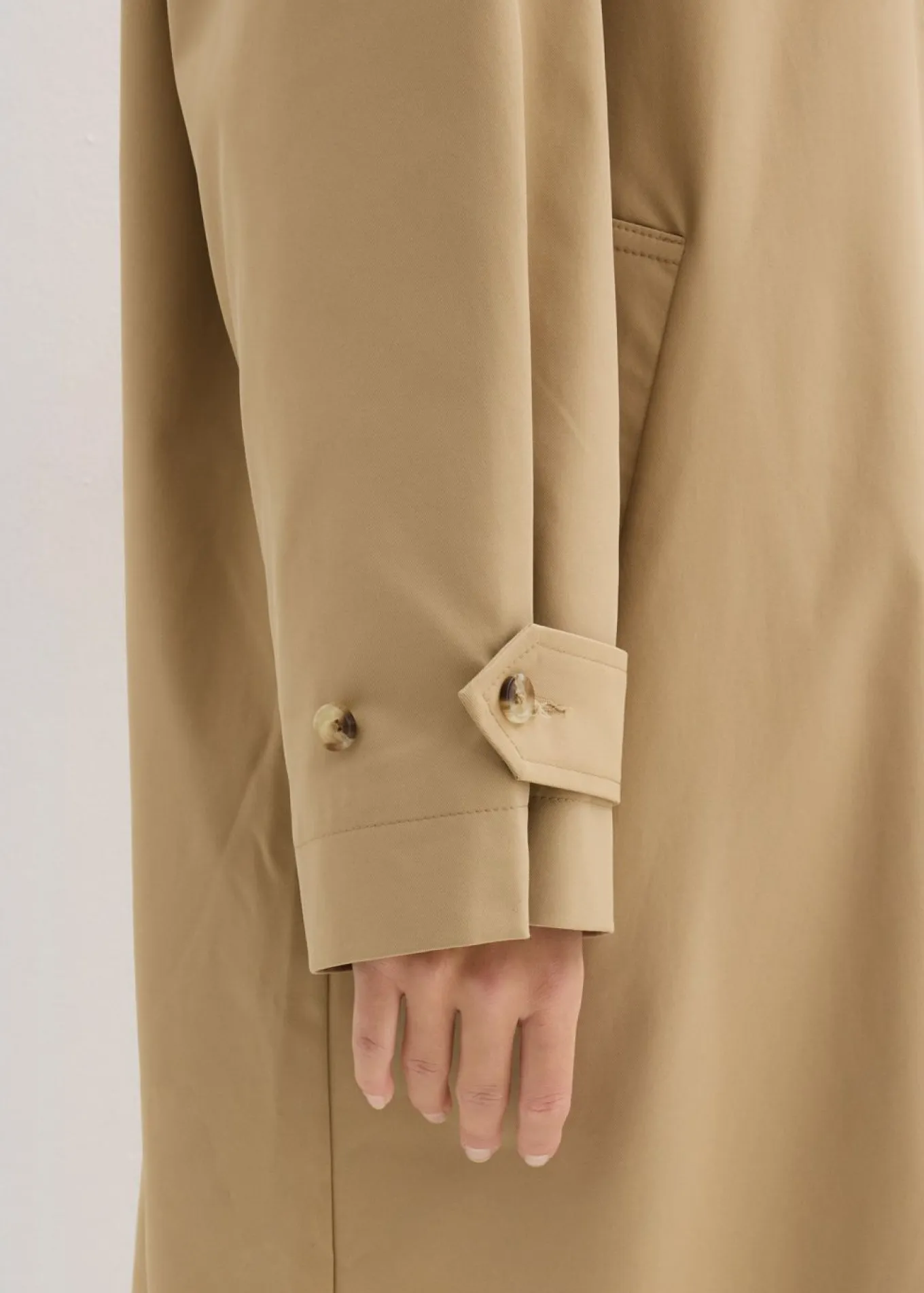 Gabardina con trabillas