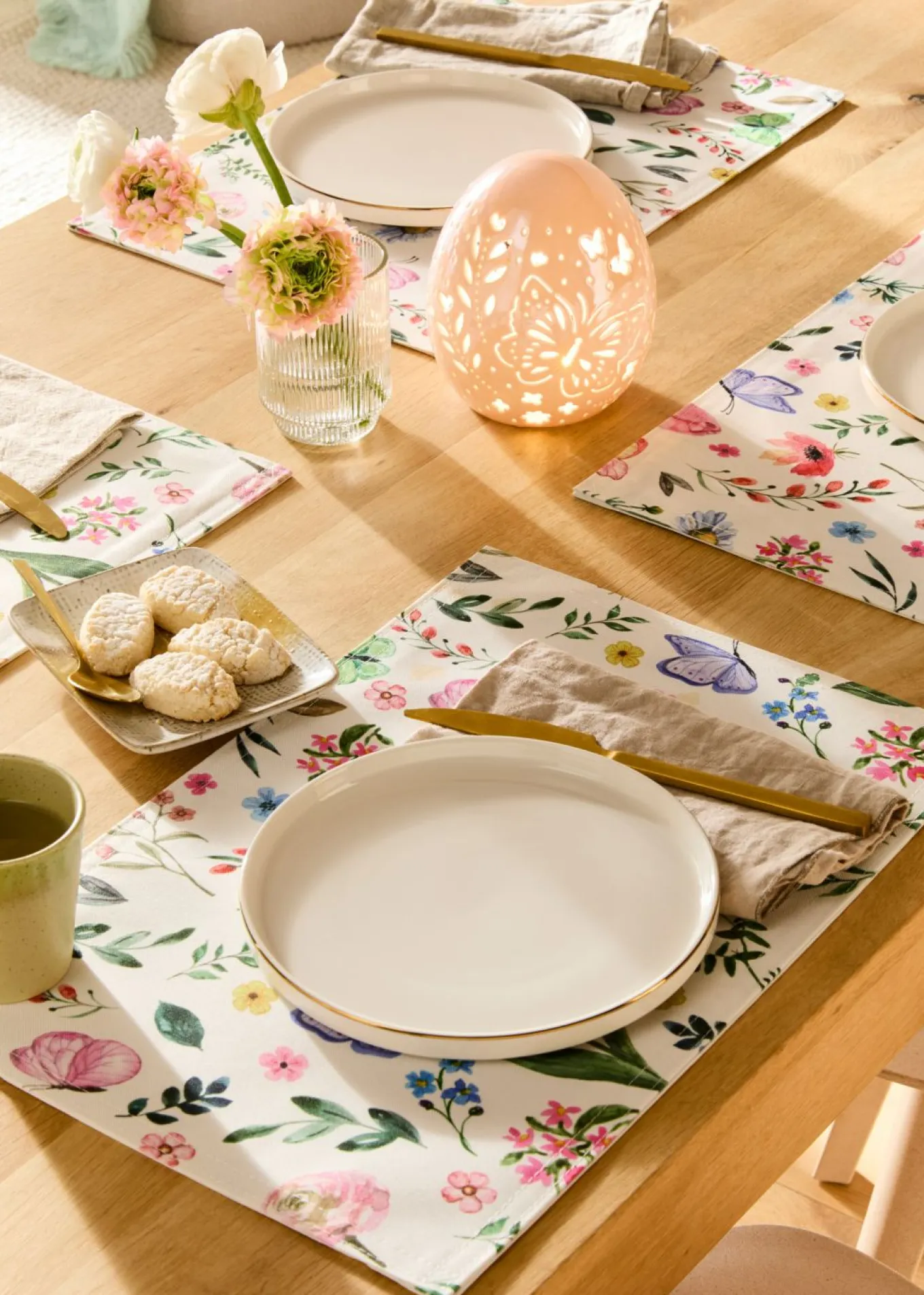 Huevo decorativo con abertura en forma de mariposa