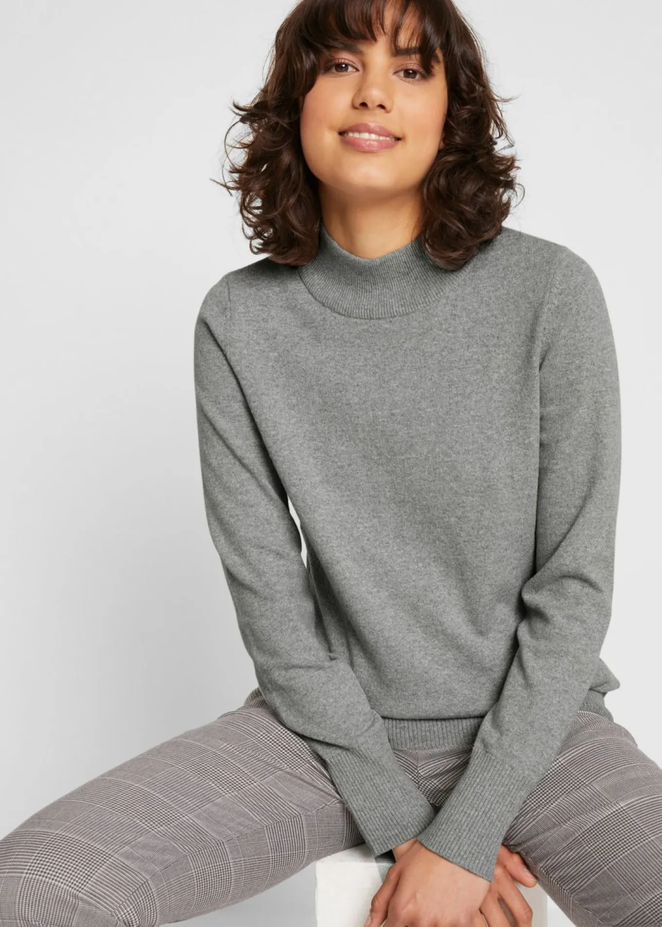 Jersey básico de punto fino con cuello alto y algodón reciclado