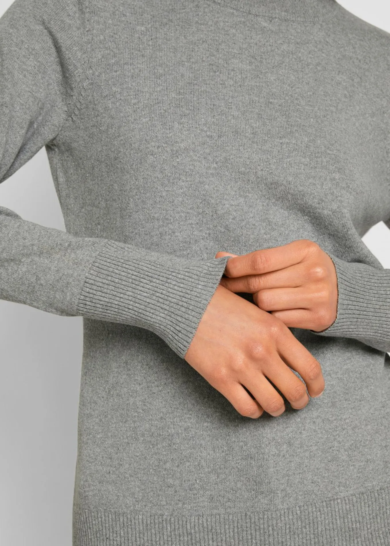 Jersey básico de punto fino con cuello alto y algodón reciclado