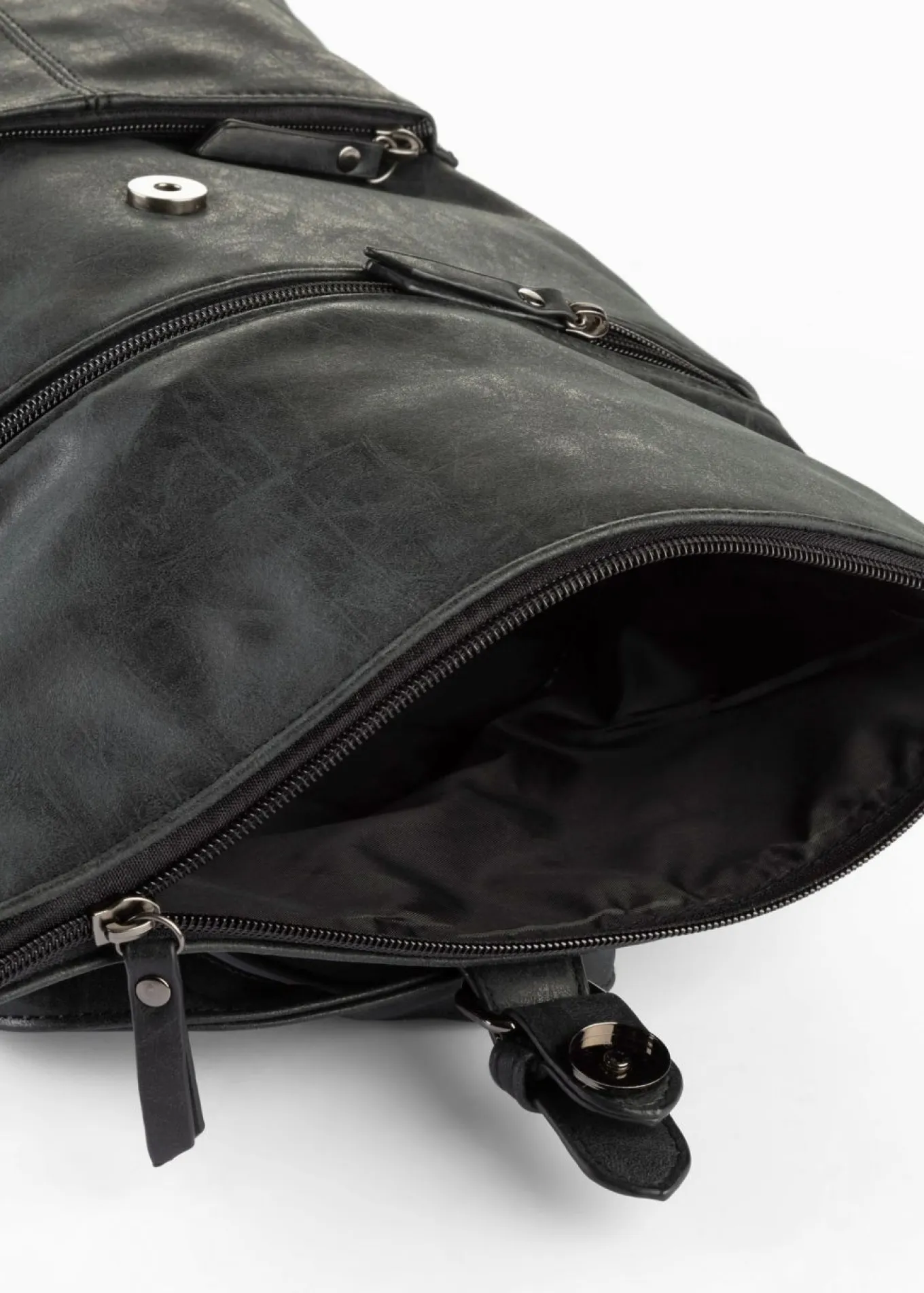 Mochila con bolsillo exterior y detalle de hebilla
