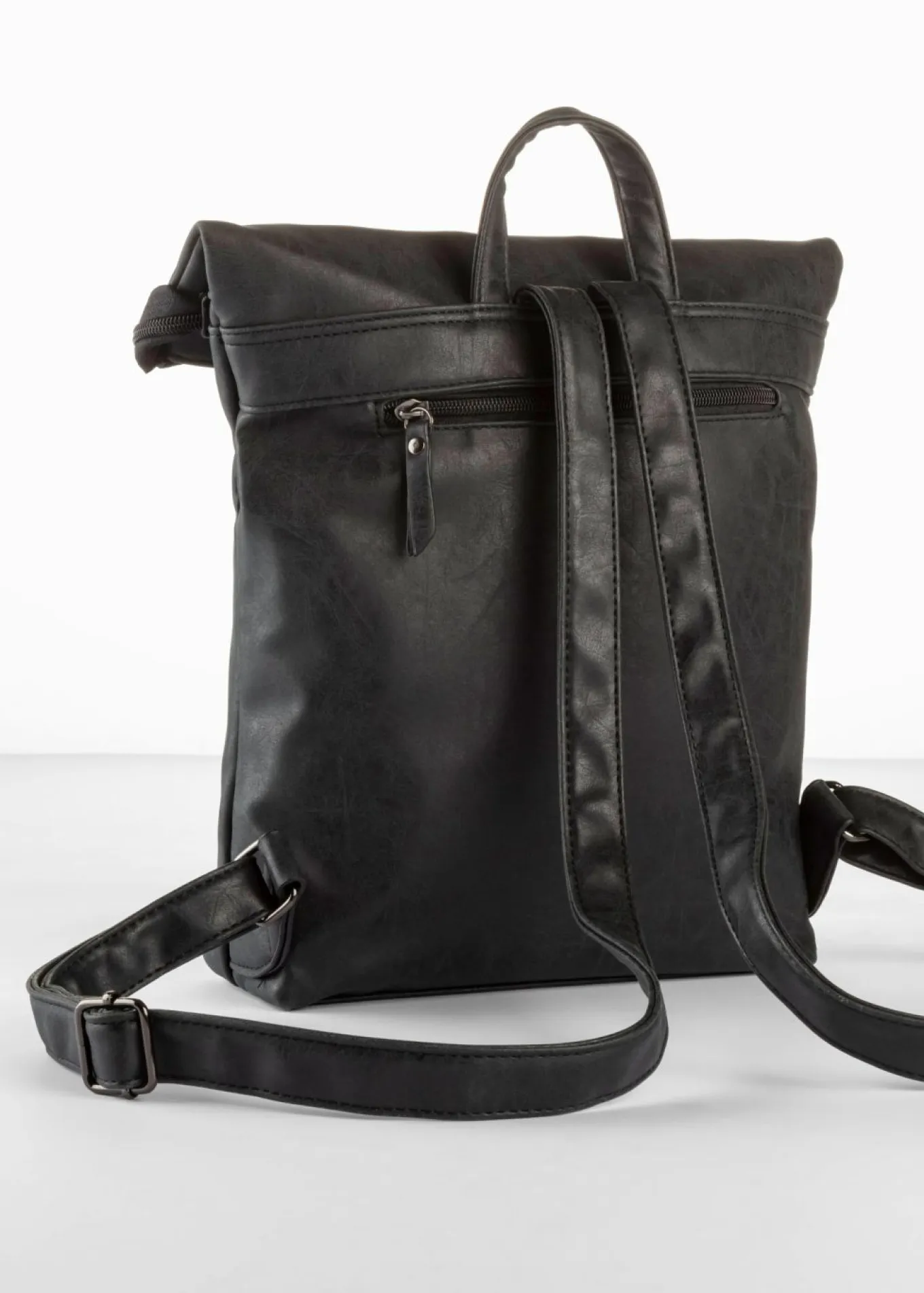 Mochila con bolsillo exterior y detalle de hebilla