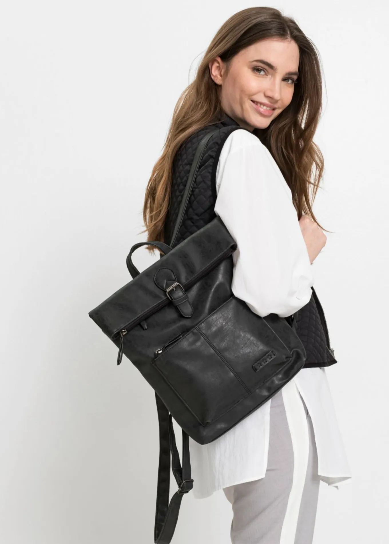 Mochila con bolsillo exterior y detalle de hebilla