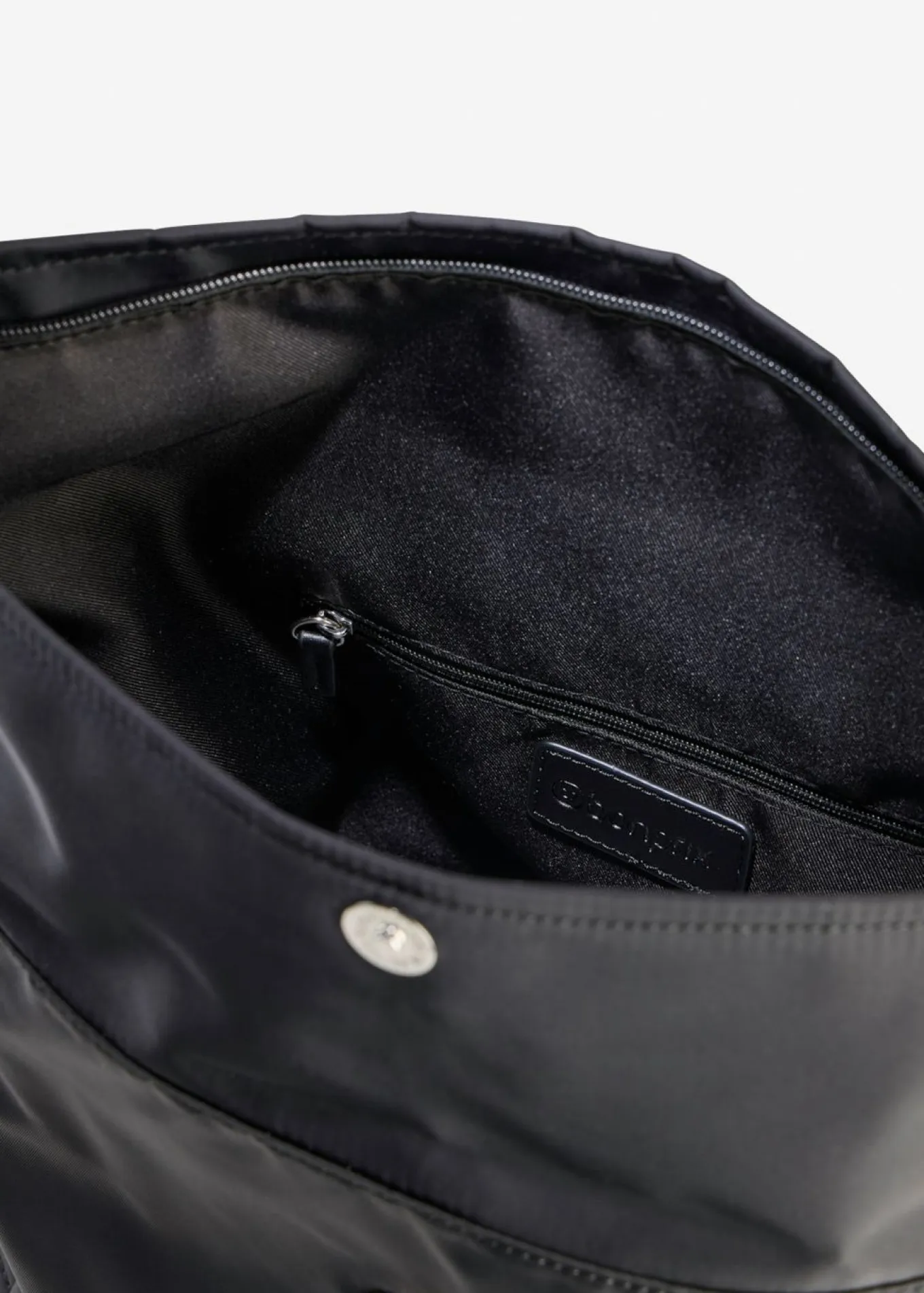 Mochila con detalles en contraste