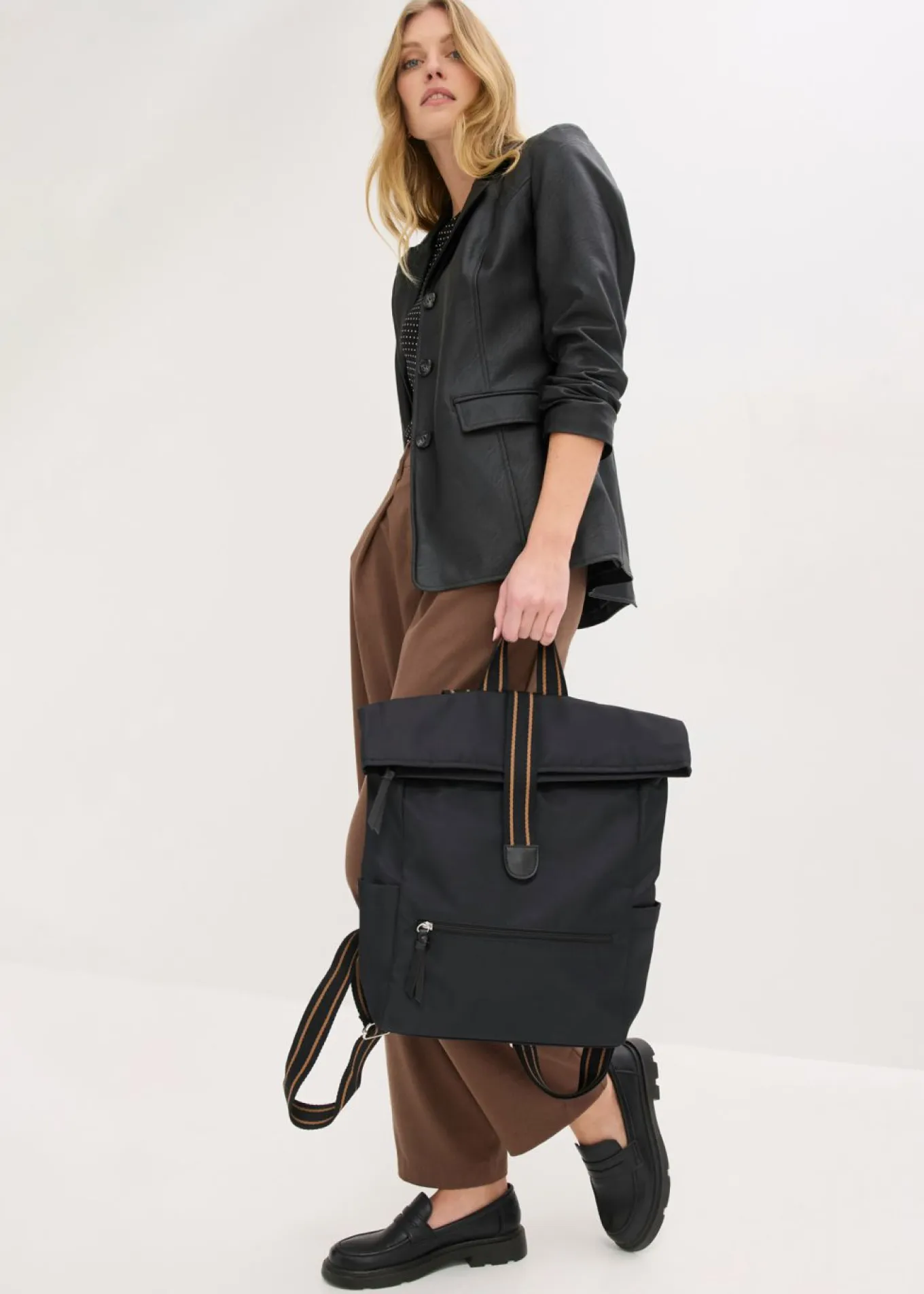Mochila con detalles en contraste