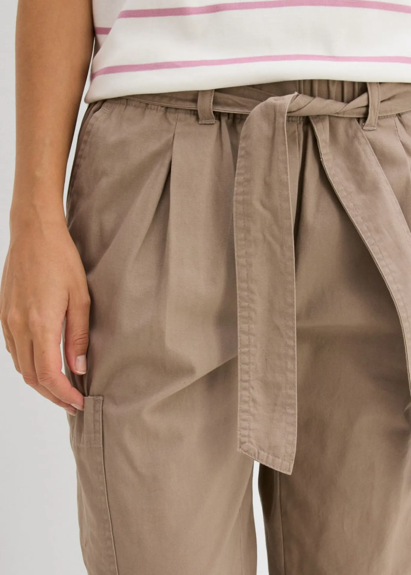 Pantalón acortado tipo cargo
