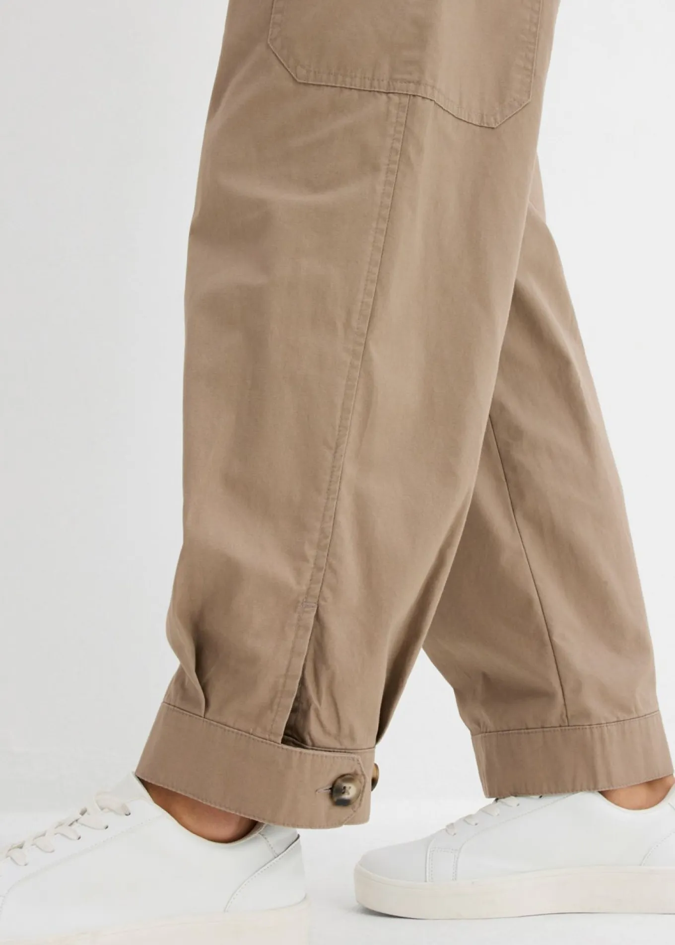 Pantalón acortado tipo cargo