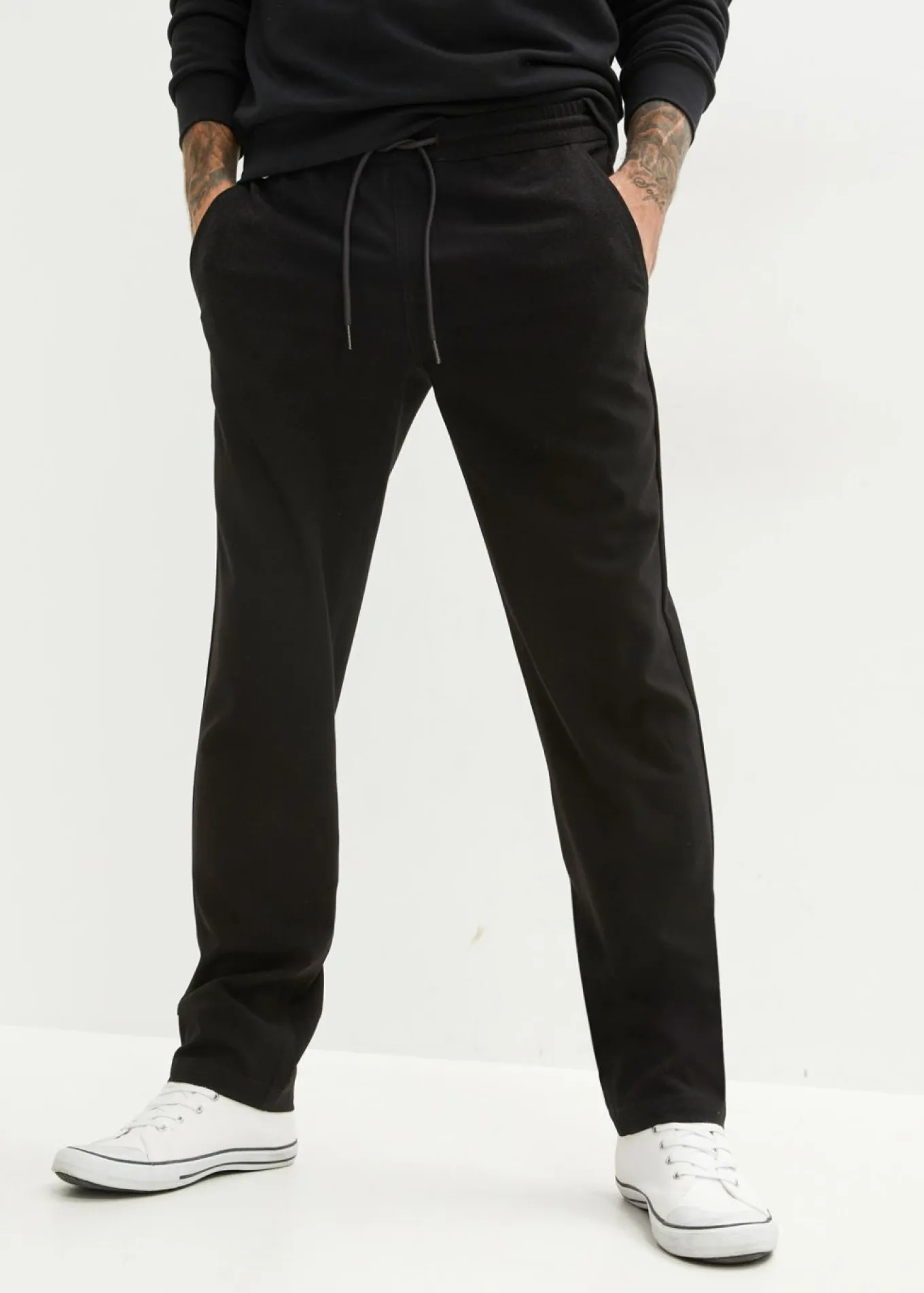 Pantalón chino elástico con corte recto y relajado