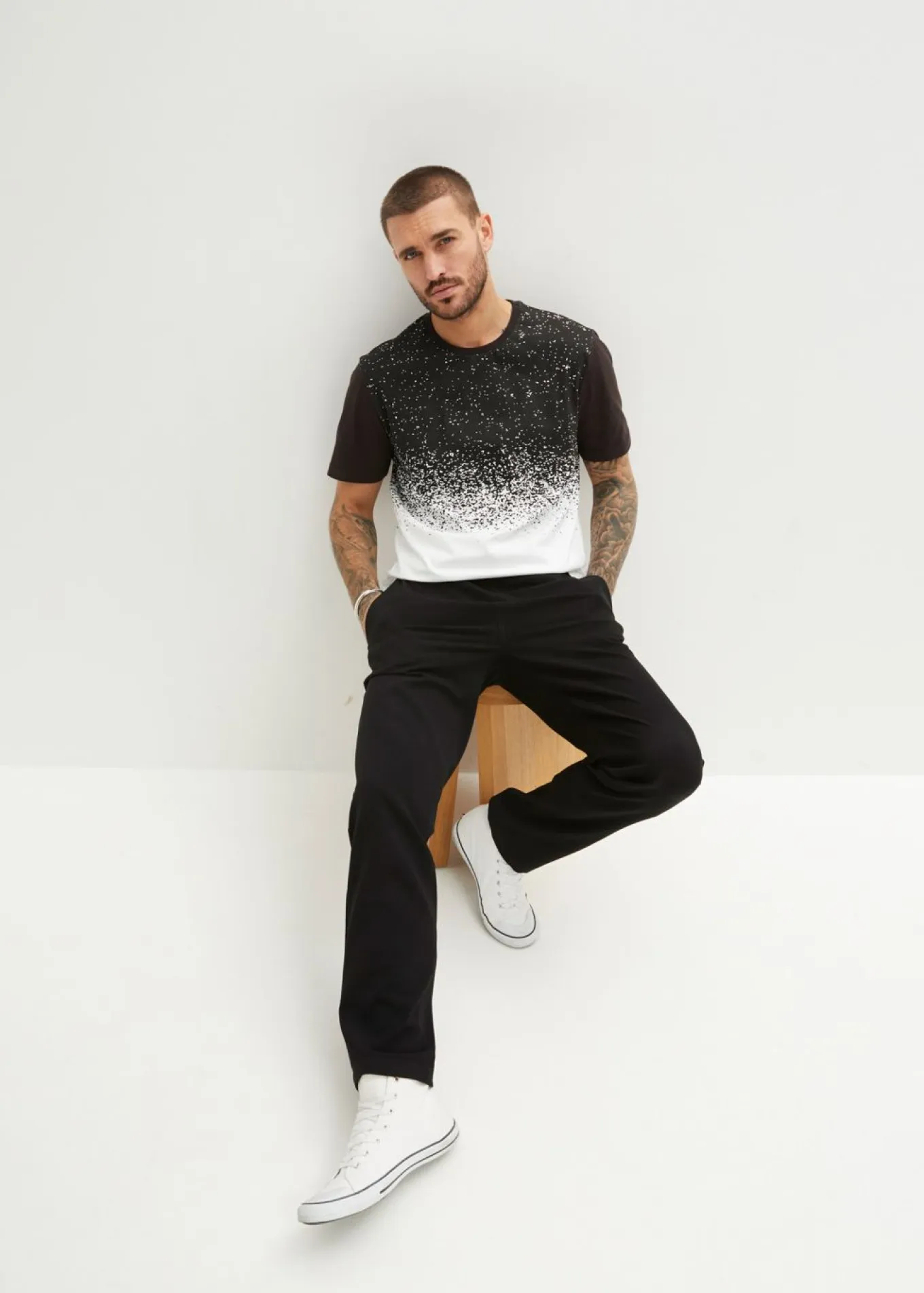 Pantalón chino elástico con corte recto y relajado