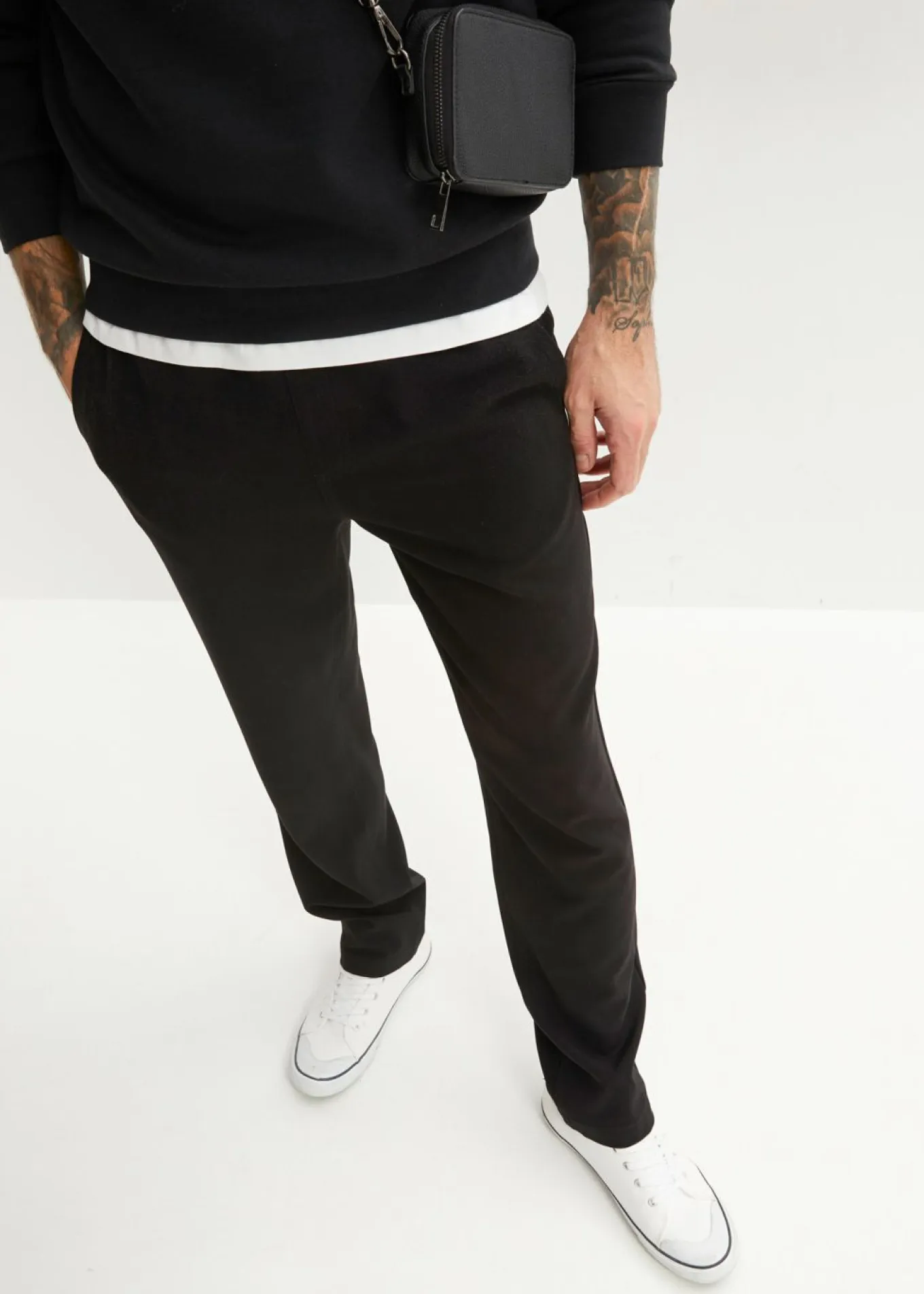Pantalón chino elástico con corte recto y relajado