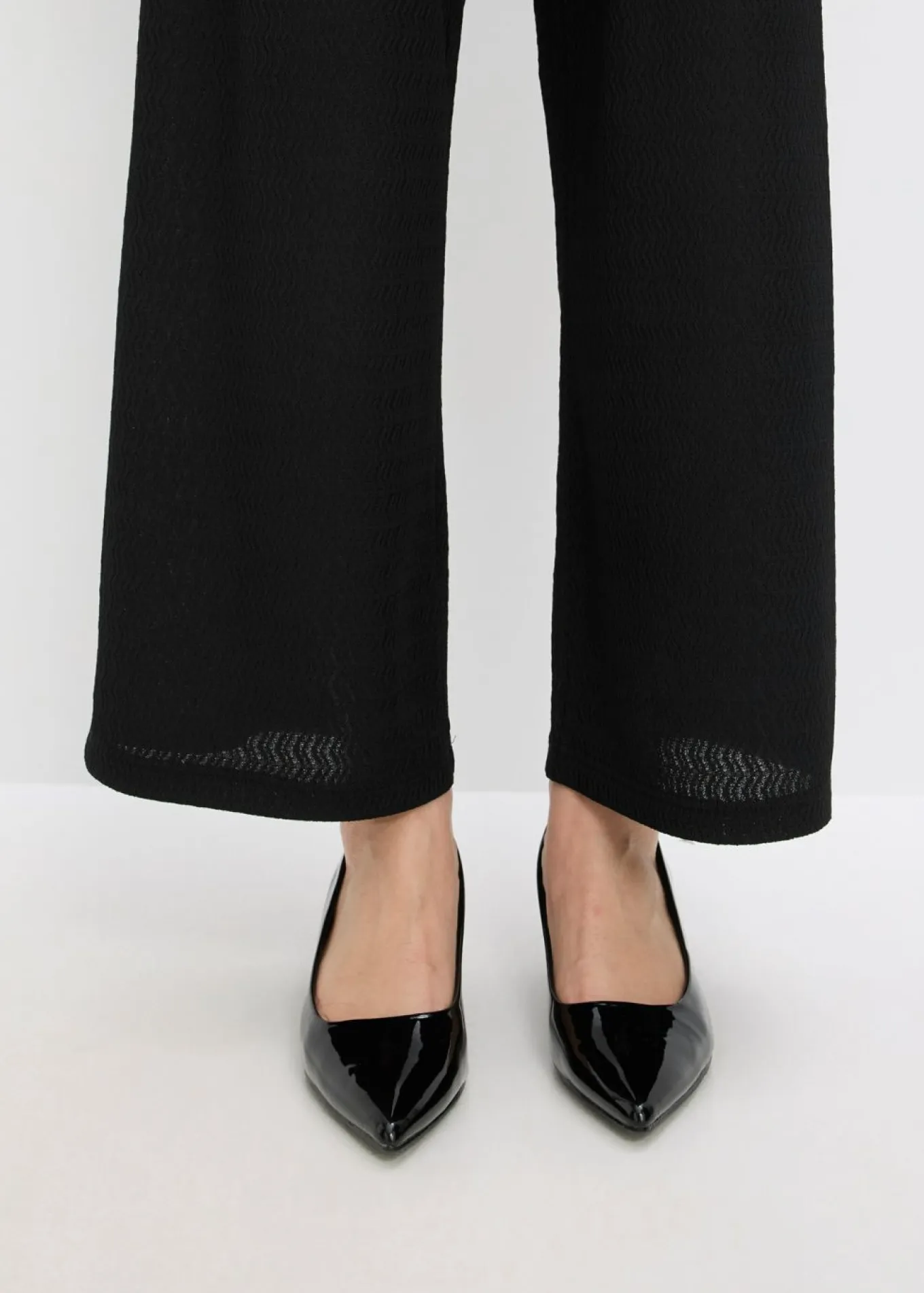 Pantalón con aplicaciones de perlas de punto estructurado
