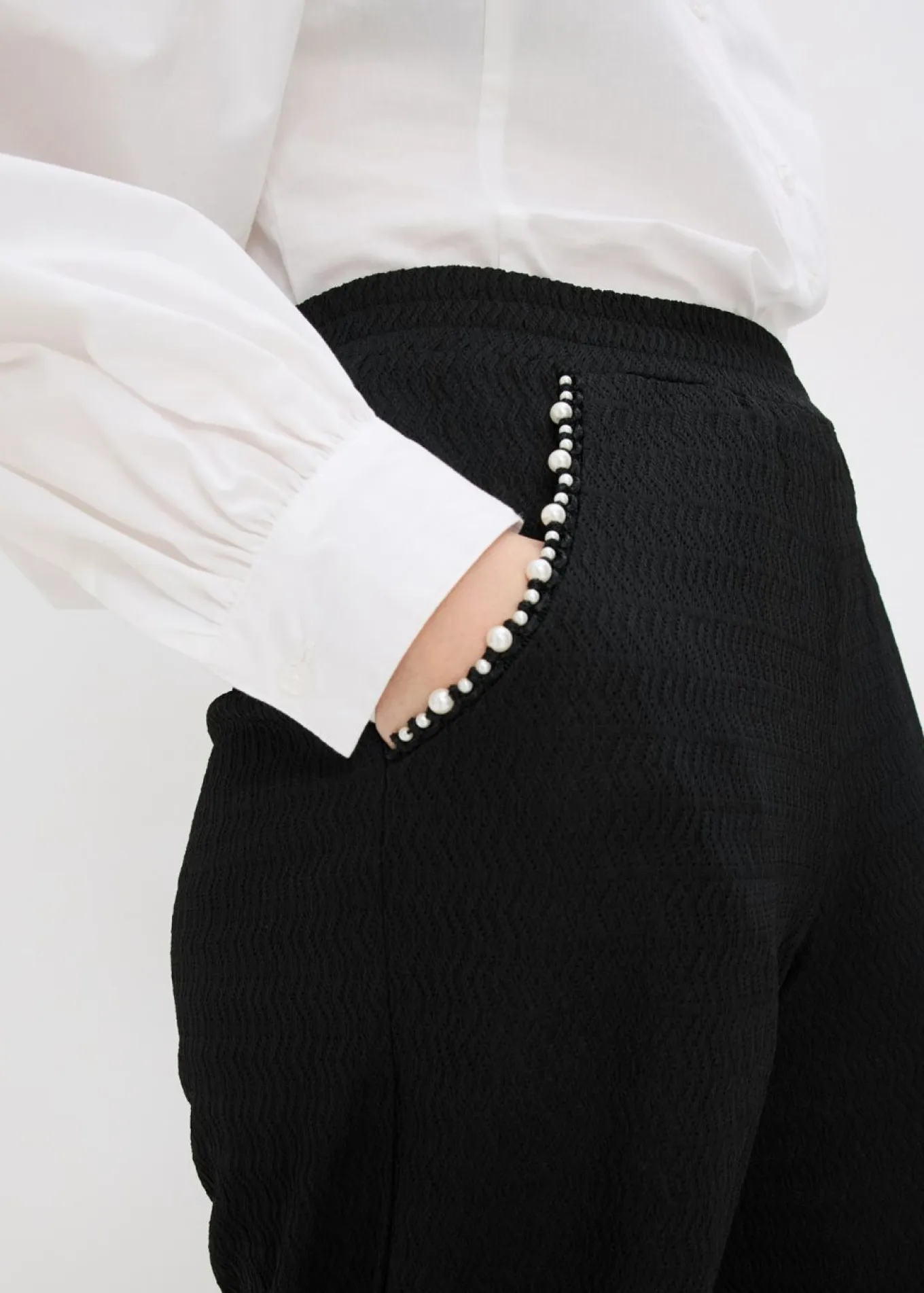 Pantalón con aplicaciones de perlas de punto estructurado