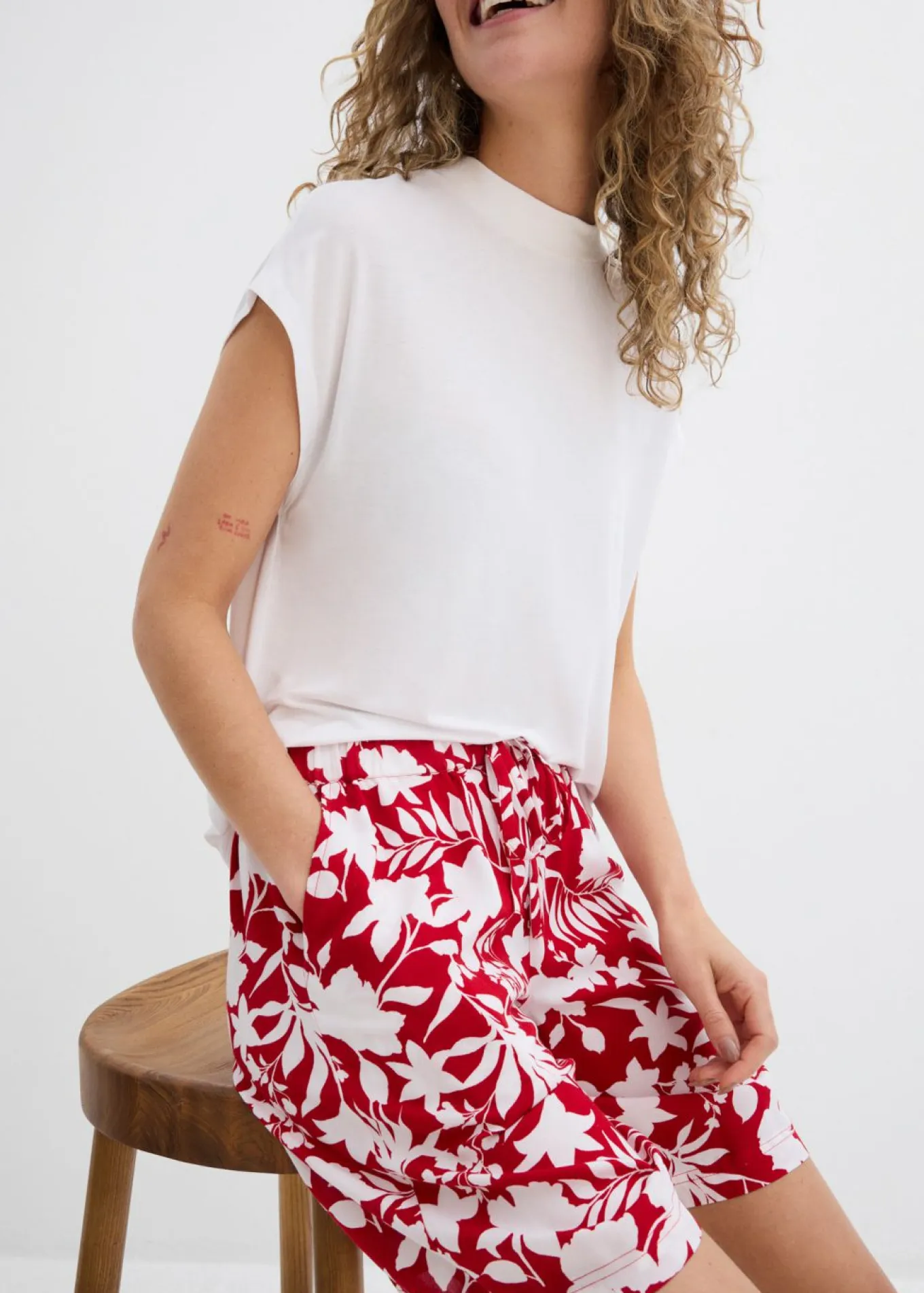 Pantalón corto ancho de viscosa con cómoda cinturilla alta