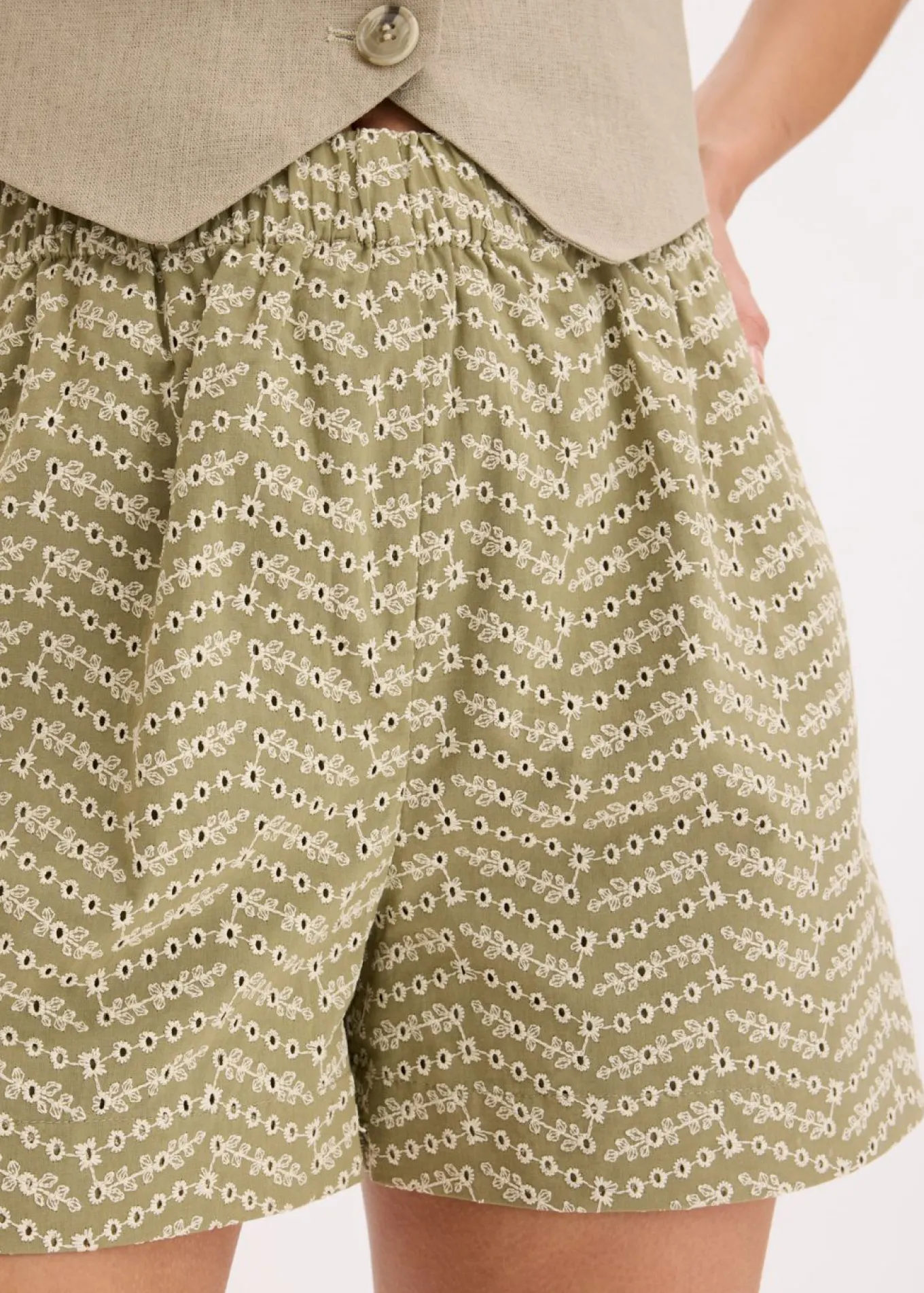 Pantalón corto con bordado calado