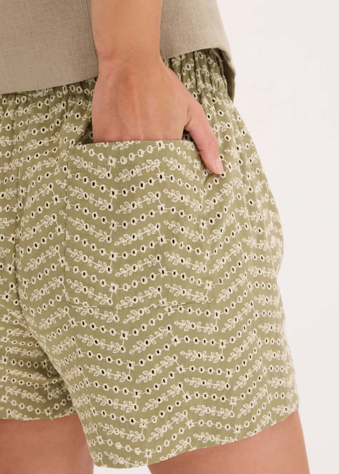 Pantalón corto con bordado calado