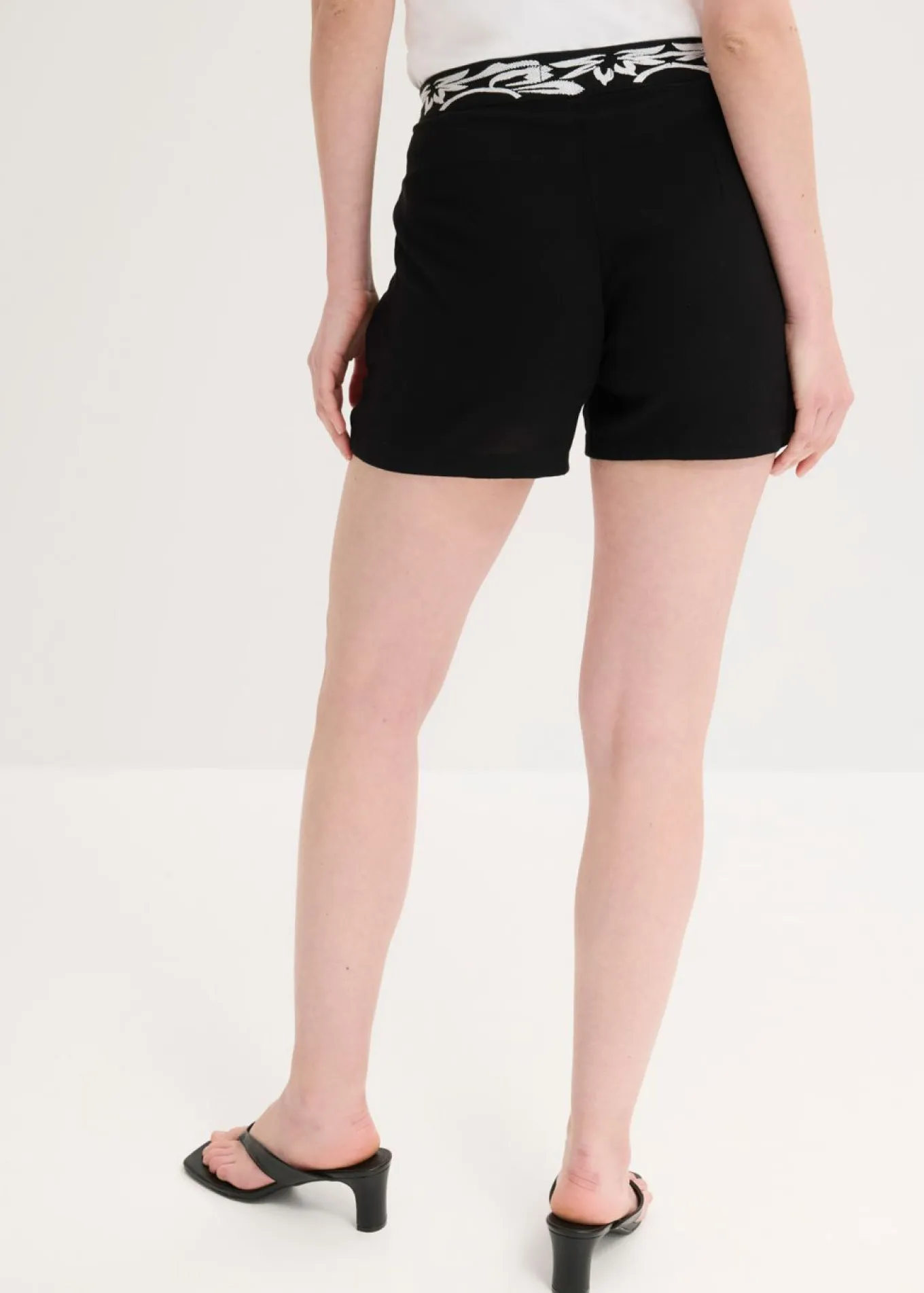 Pantalón corto con bordado de mezcla de viscosa suave