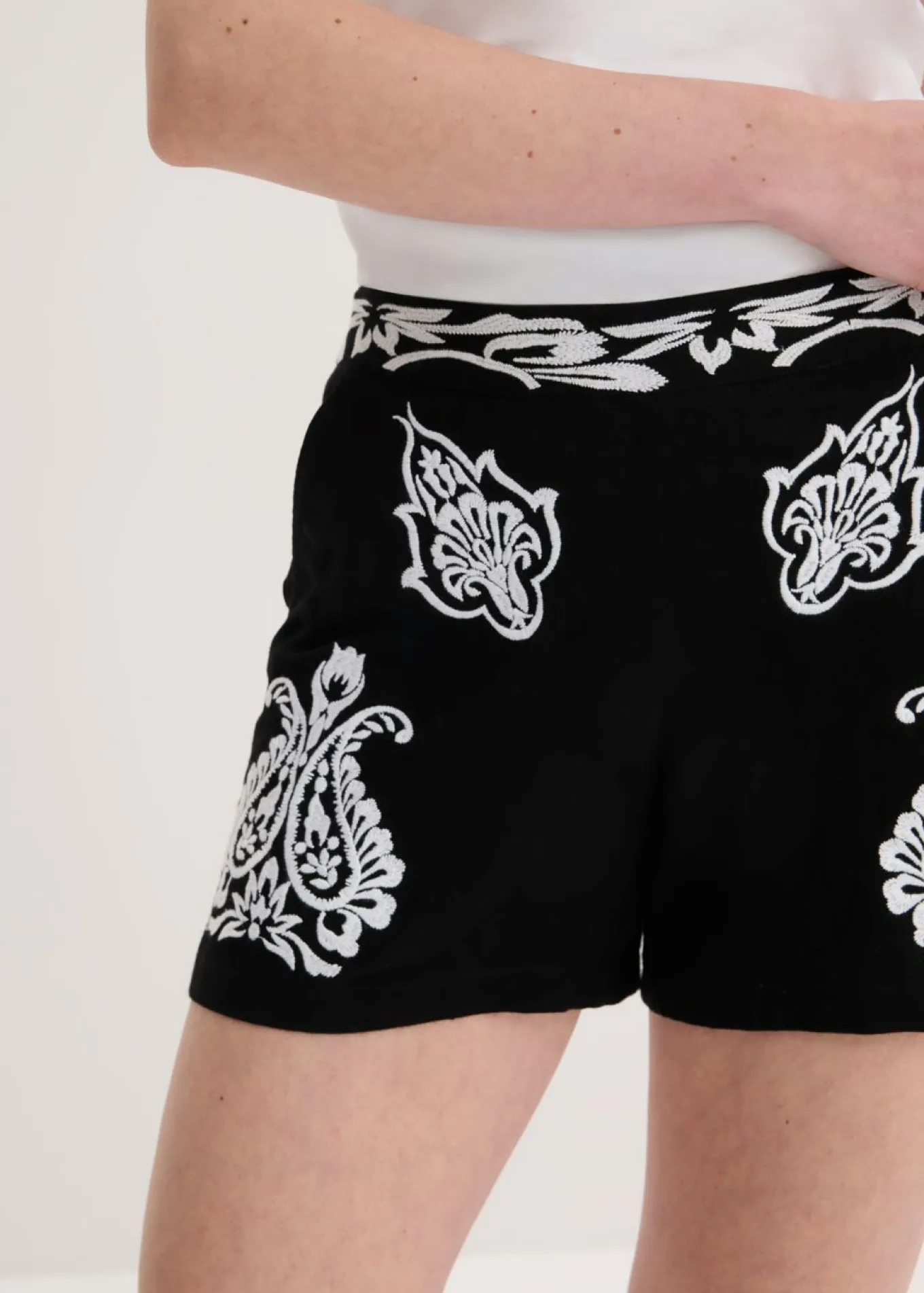 Pantalón corto con bordado de mezcla de viscosa suave