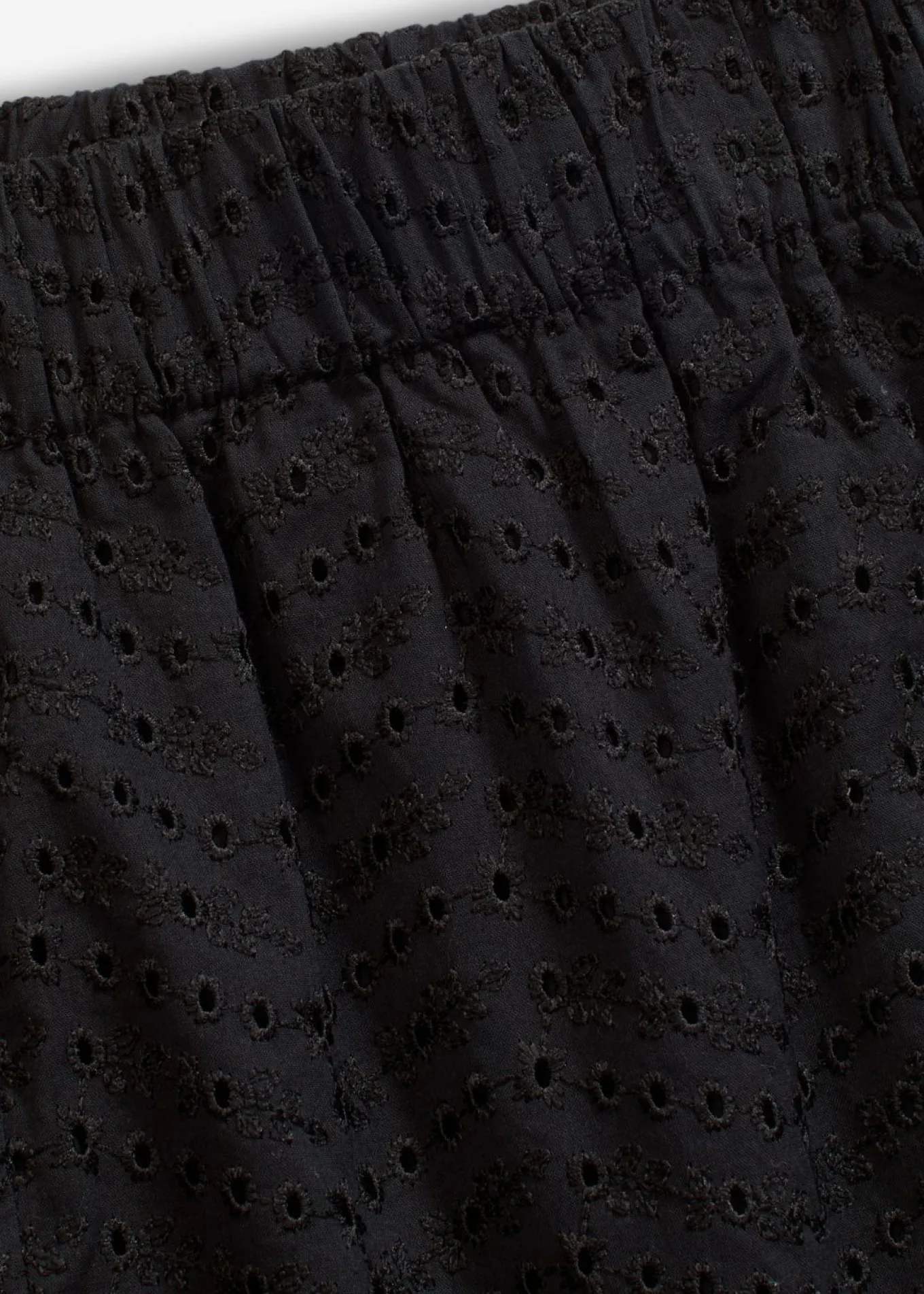 Pantalón corto con bordado calado