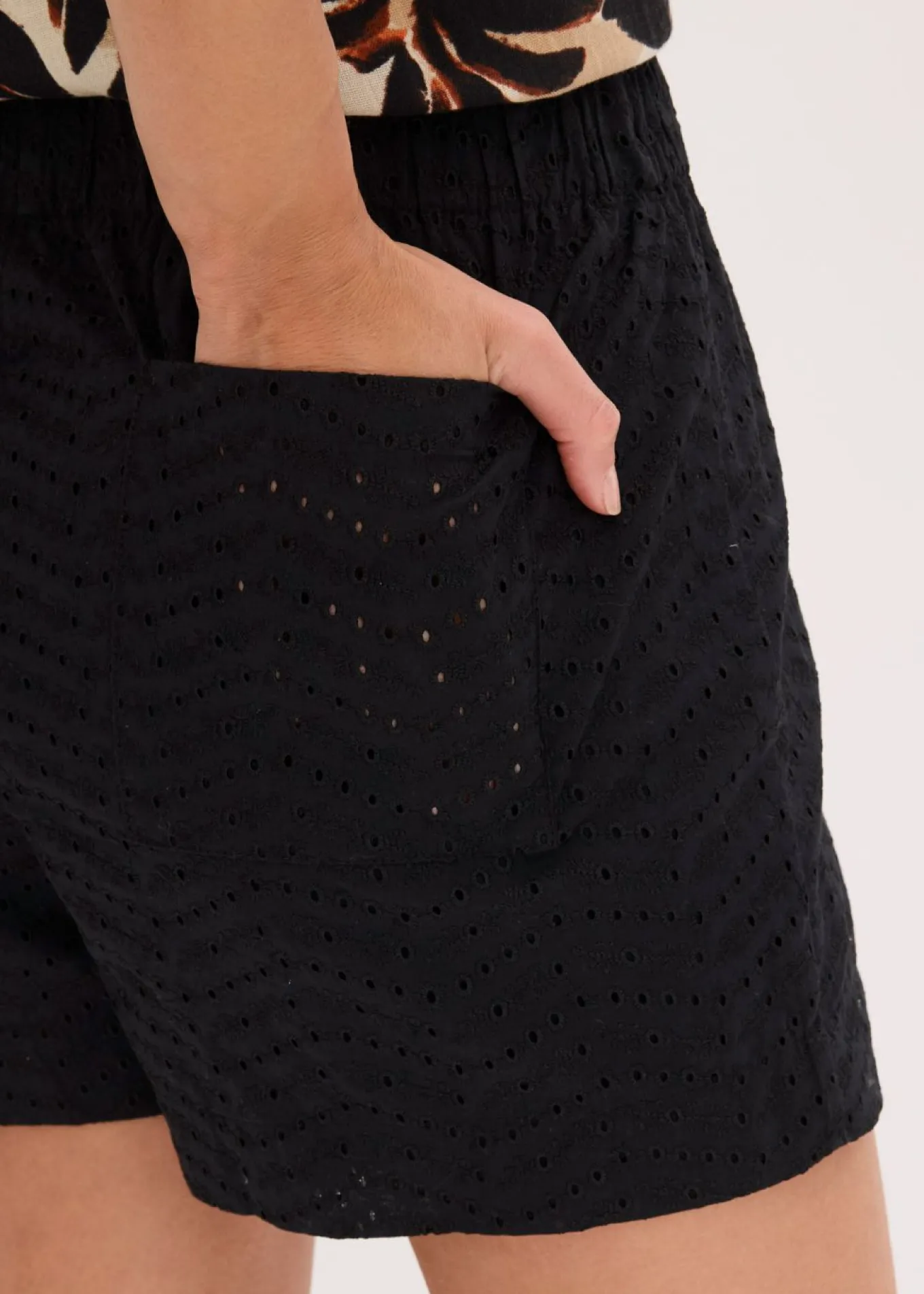 Pantalón corto con bordado calado