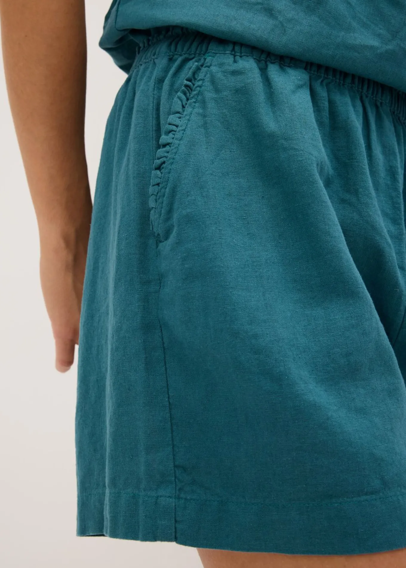 Pantalón corto con contenido de lino