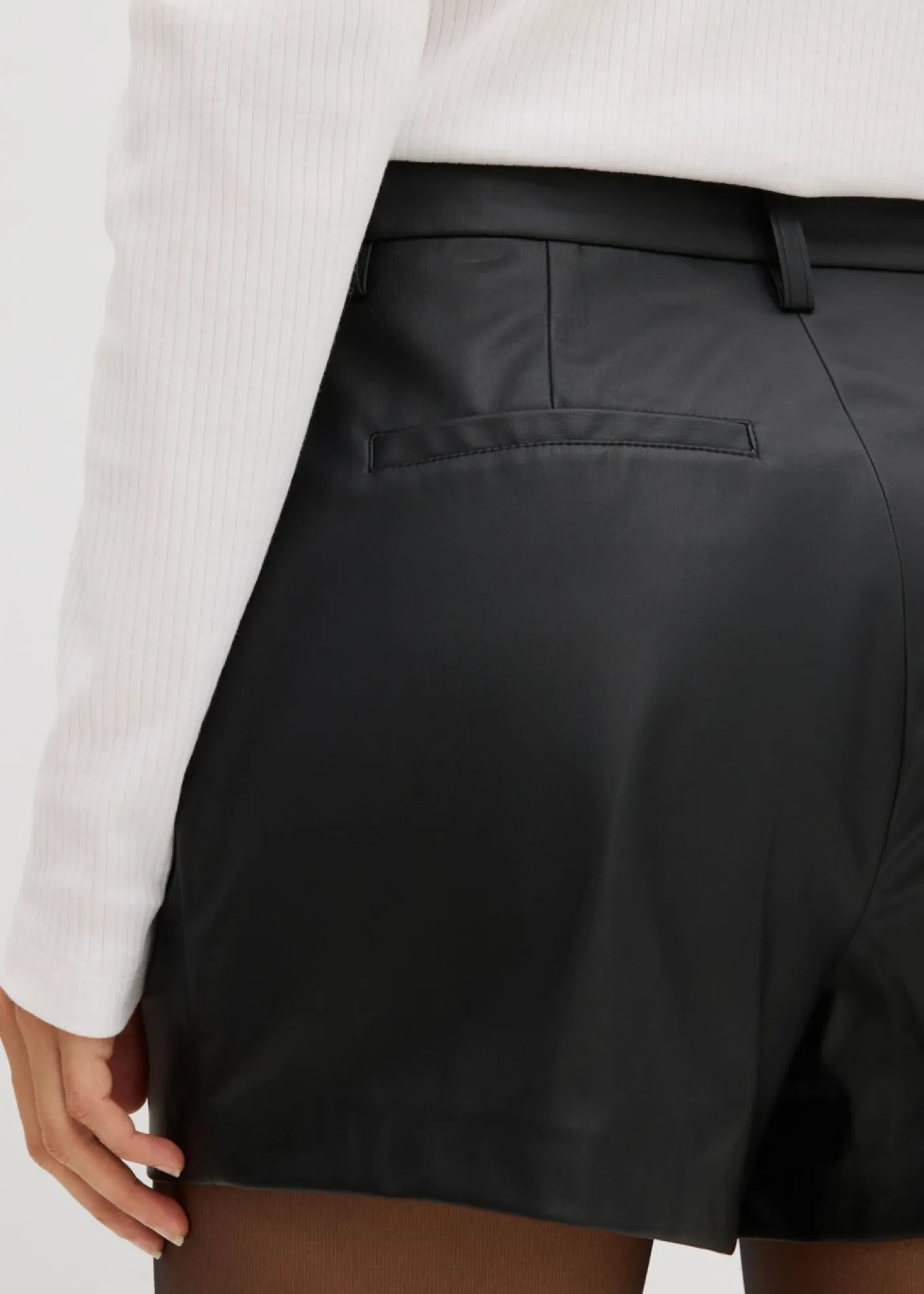 Pantalón corto de piel sintética