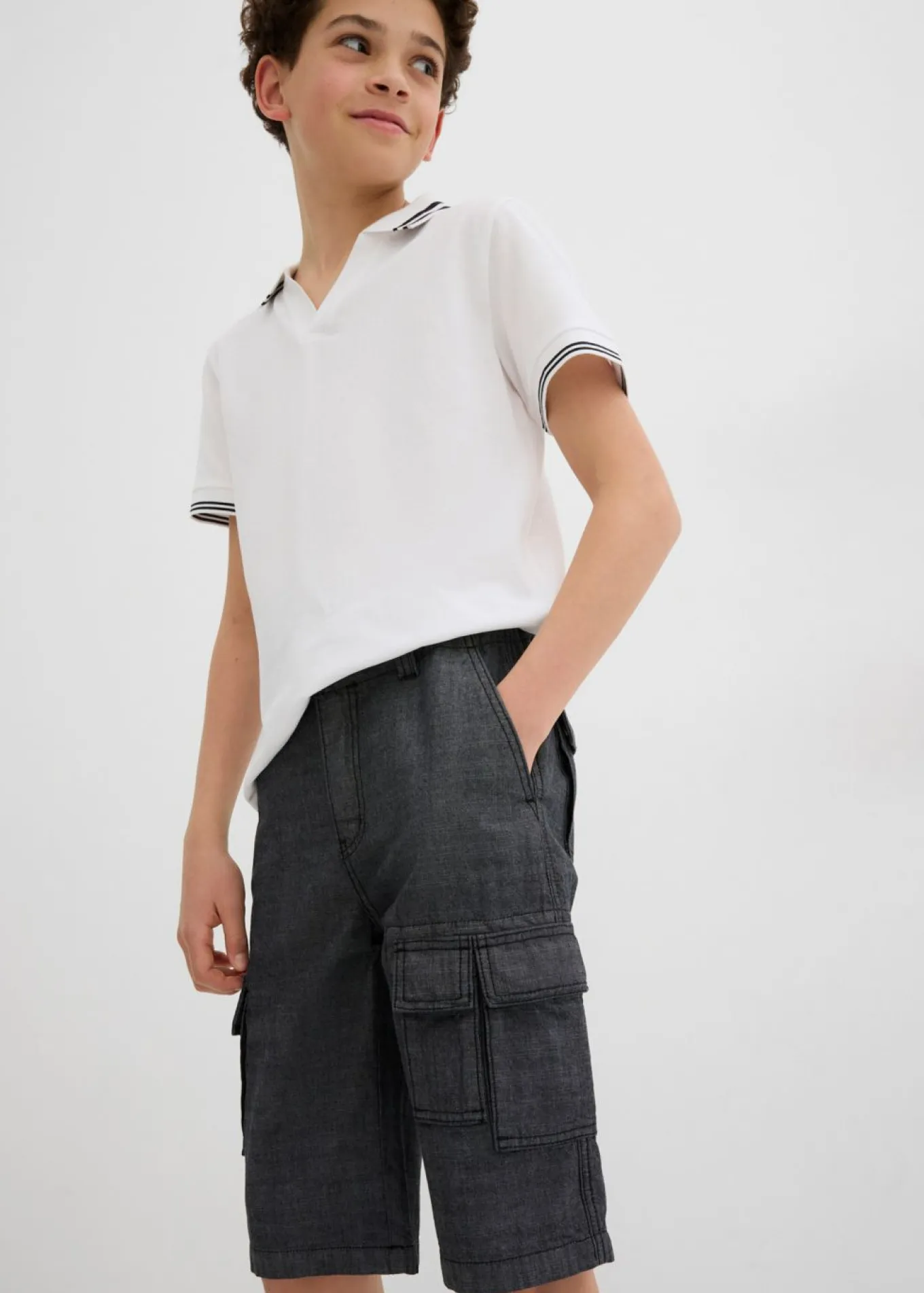 Pantalón corto tipo cargo de chambray con corte regular