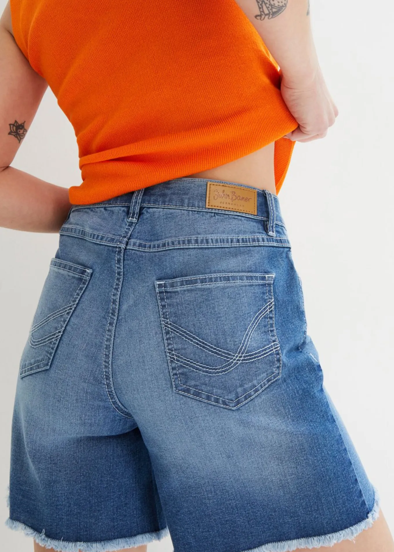 Pantalón corto vaquero con talle medio y tejido elástico