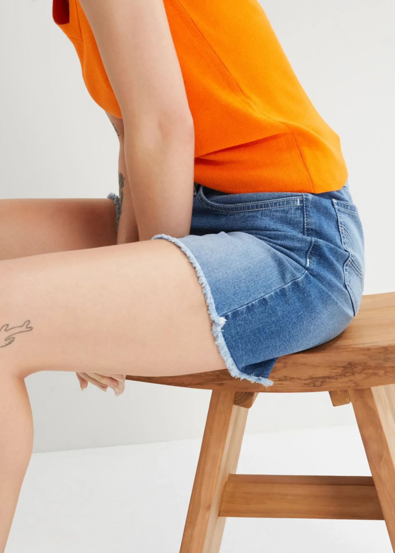Pantalón corto vaquero con talle medio y tejido elástico