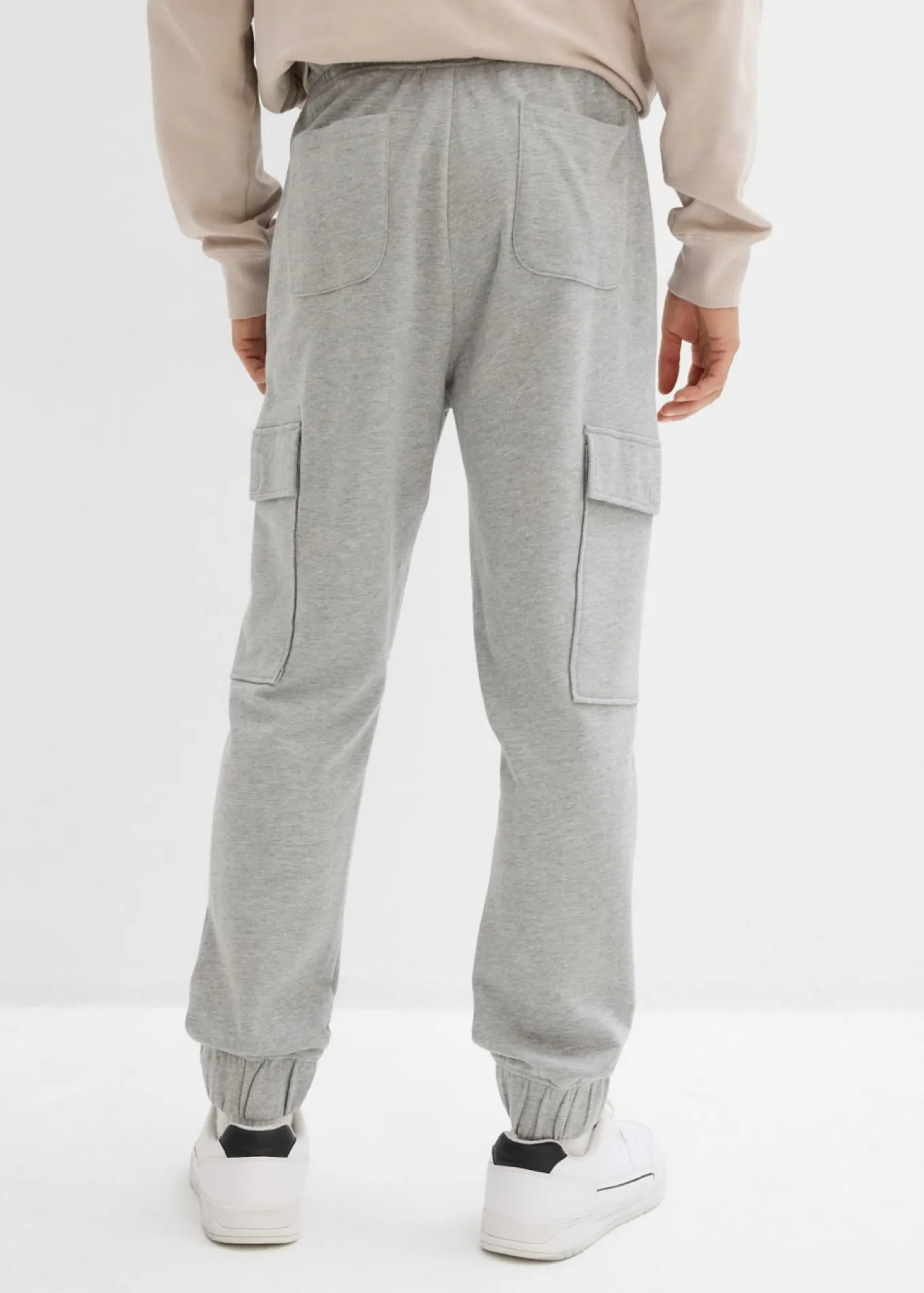 Pantalón de chándal con bolsillos tipo cargo y corte holgado
