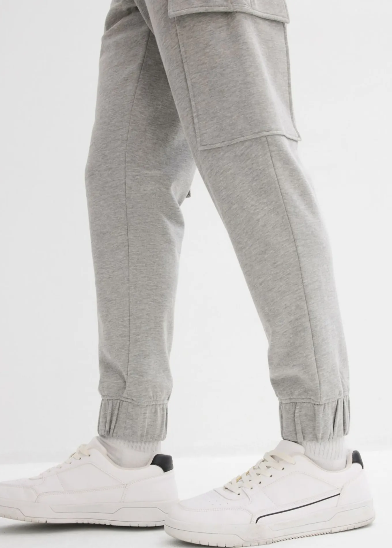 Pantalón de chándal con bolsillos tipo cargo y corte holgado