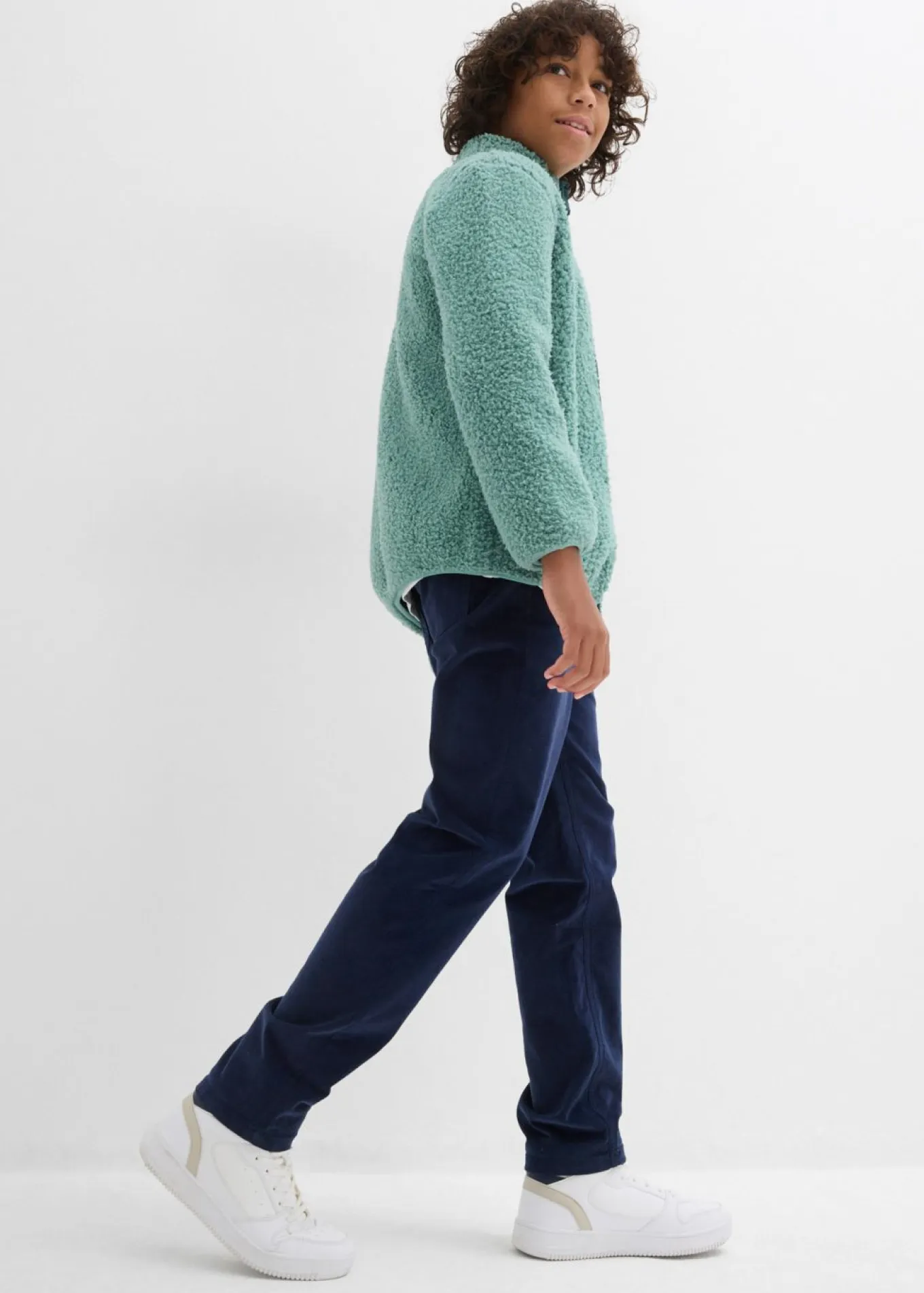 Pantalón de pana regular fit confeccionado en algodón orgánico reciclable elástico, straight