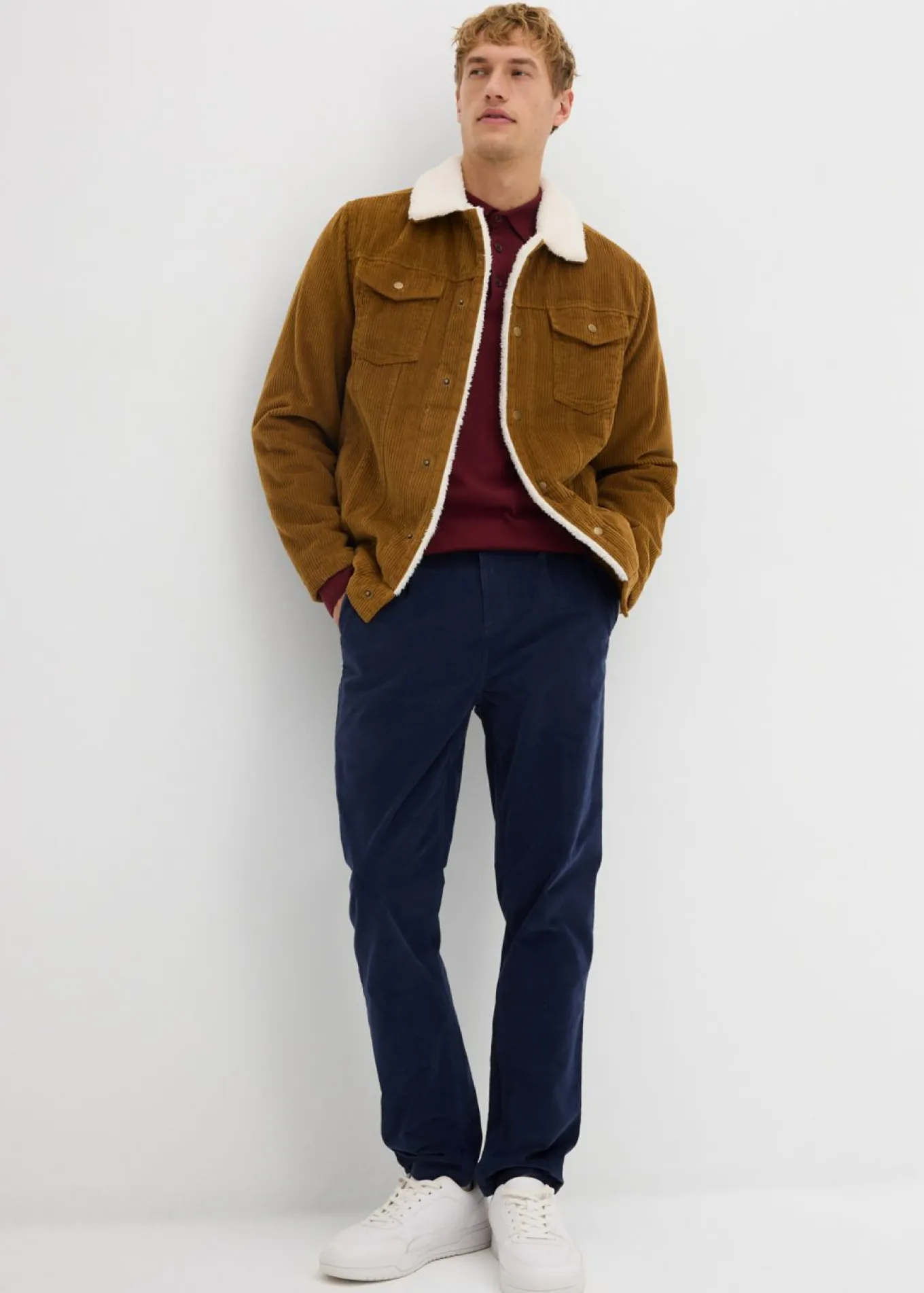 Pantalón de pana regular fit confeccionado en algodón orgánico reciclable elástico, tapered