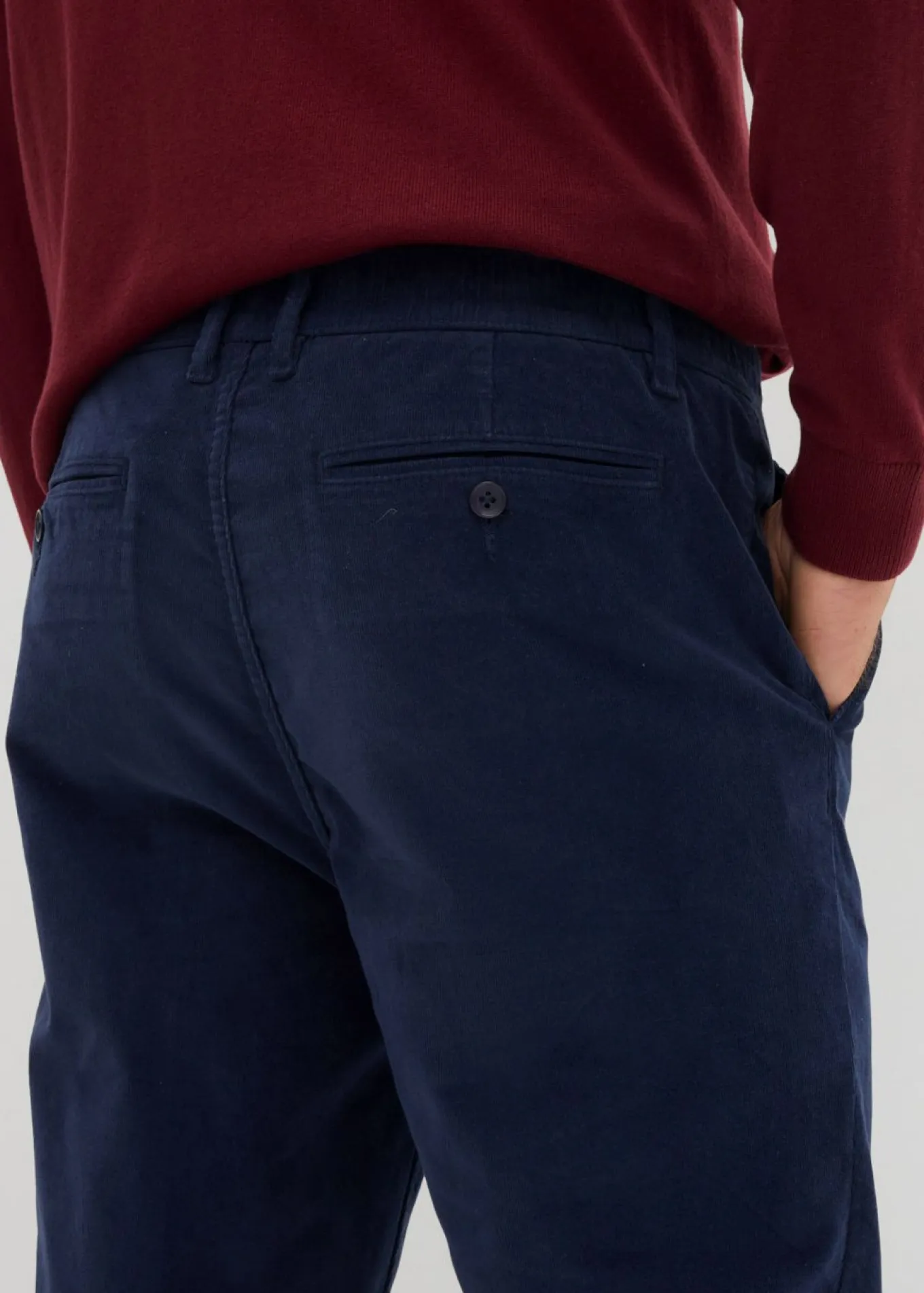 Pantalón de pana regular fit confeccionado en algodón orgánico reciclable elástico, tapered