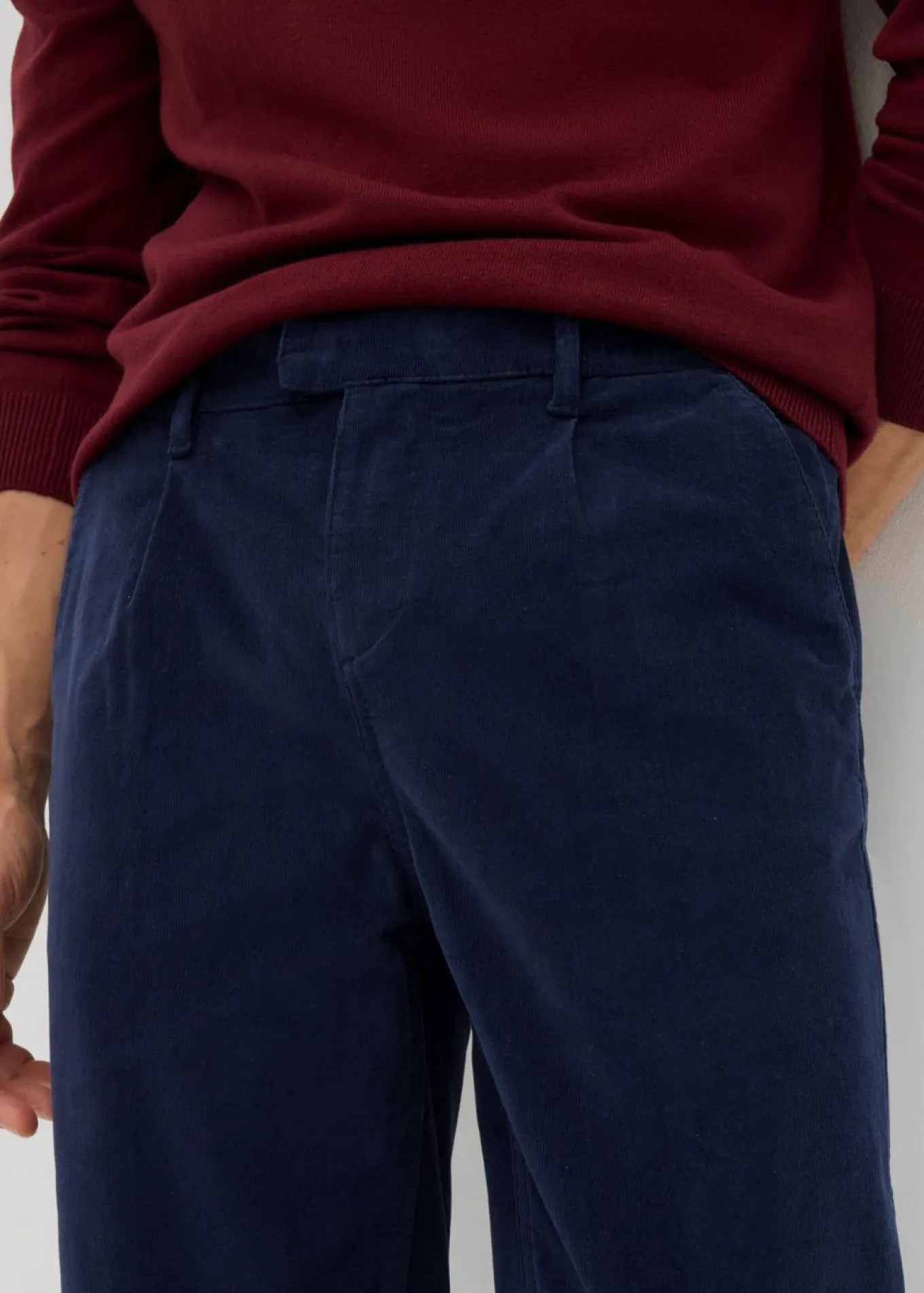 Pantalón de pana regular fit confeccionado en algodón orgánico reciclable elástico, tapered