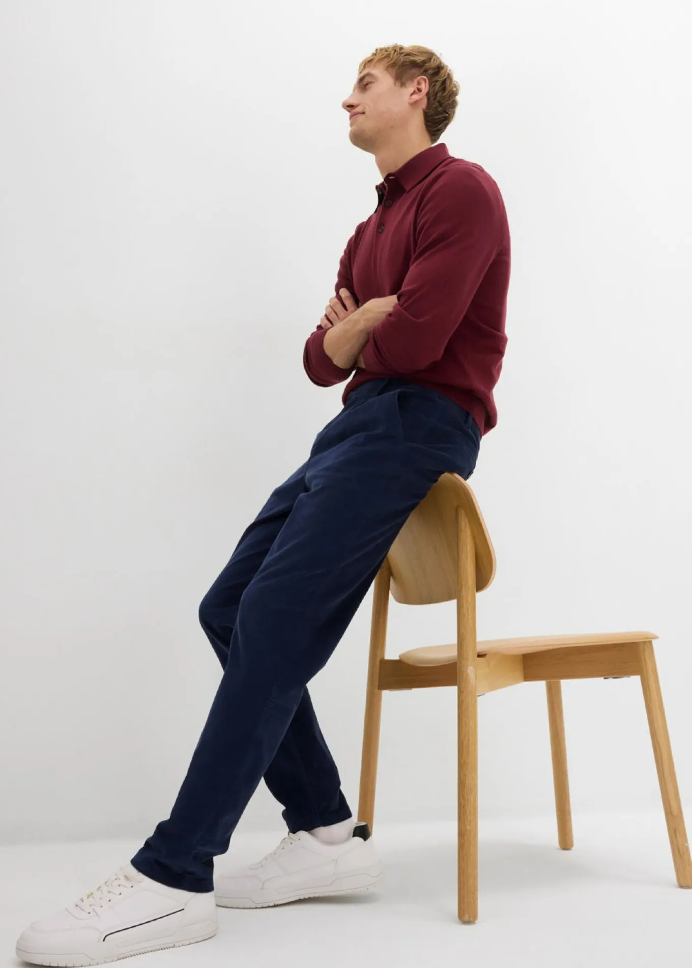 Pantalón de pana regular fit confeccionado en algodón orgánico reciclable elástico, tapered