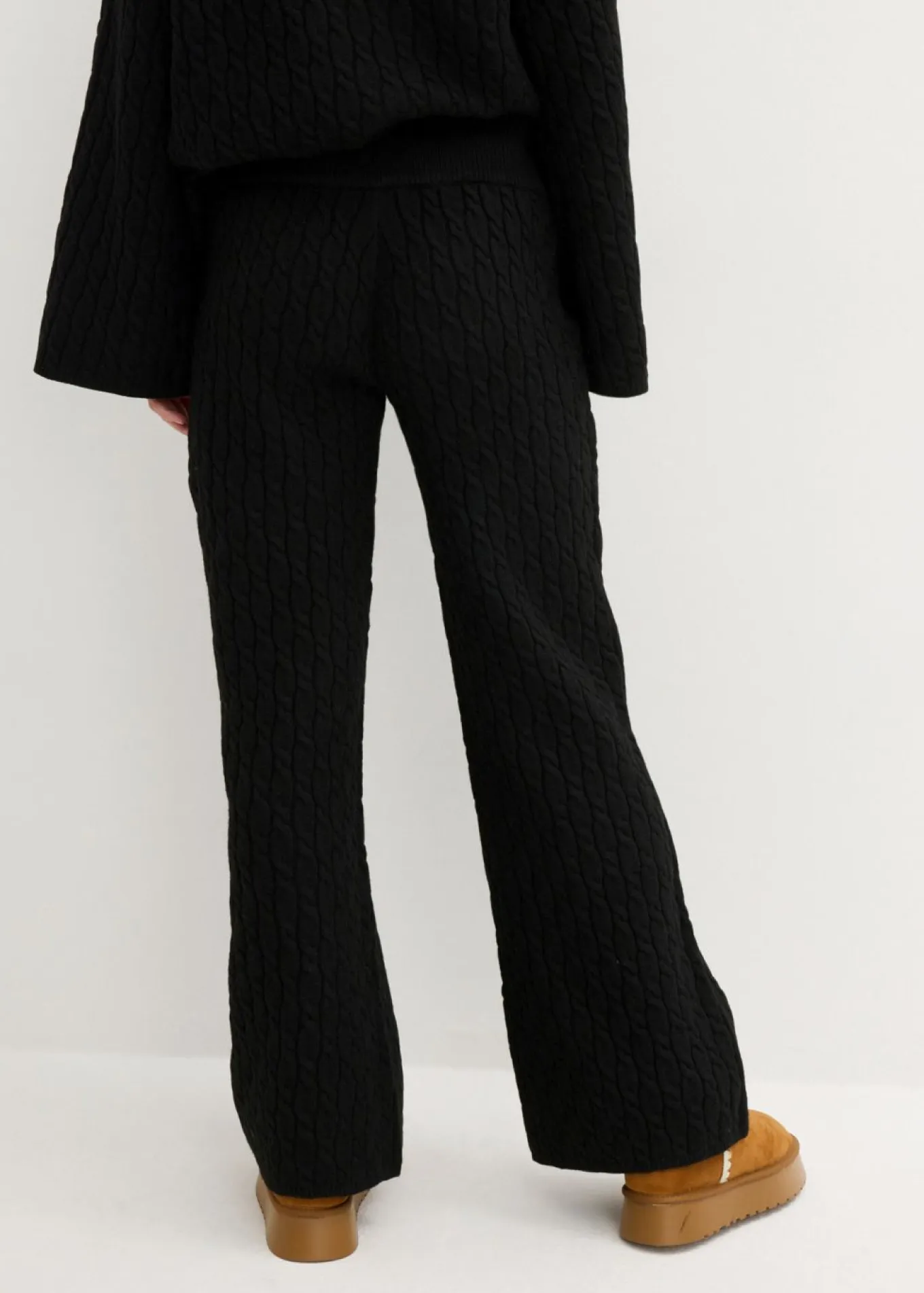 Pantalón de punto con patrón trenzado