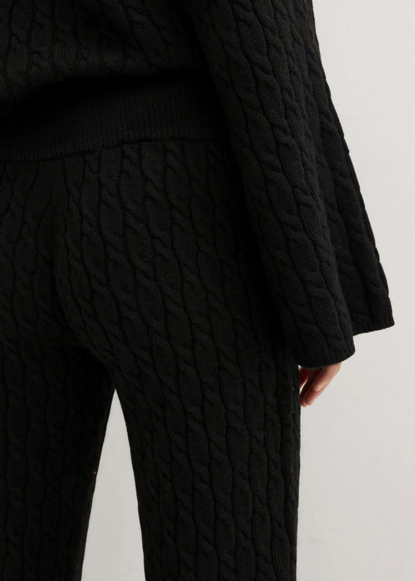 Pantalón de punto con patrón trenzado