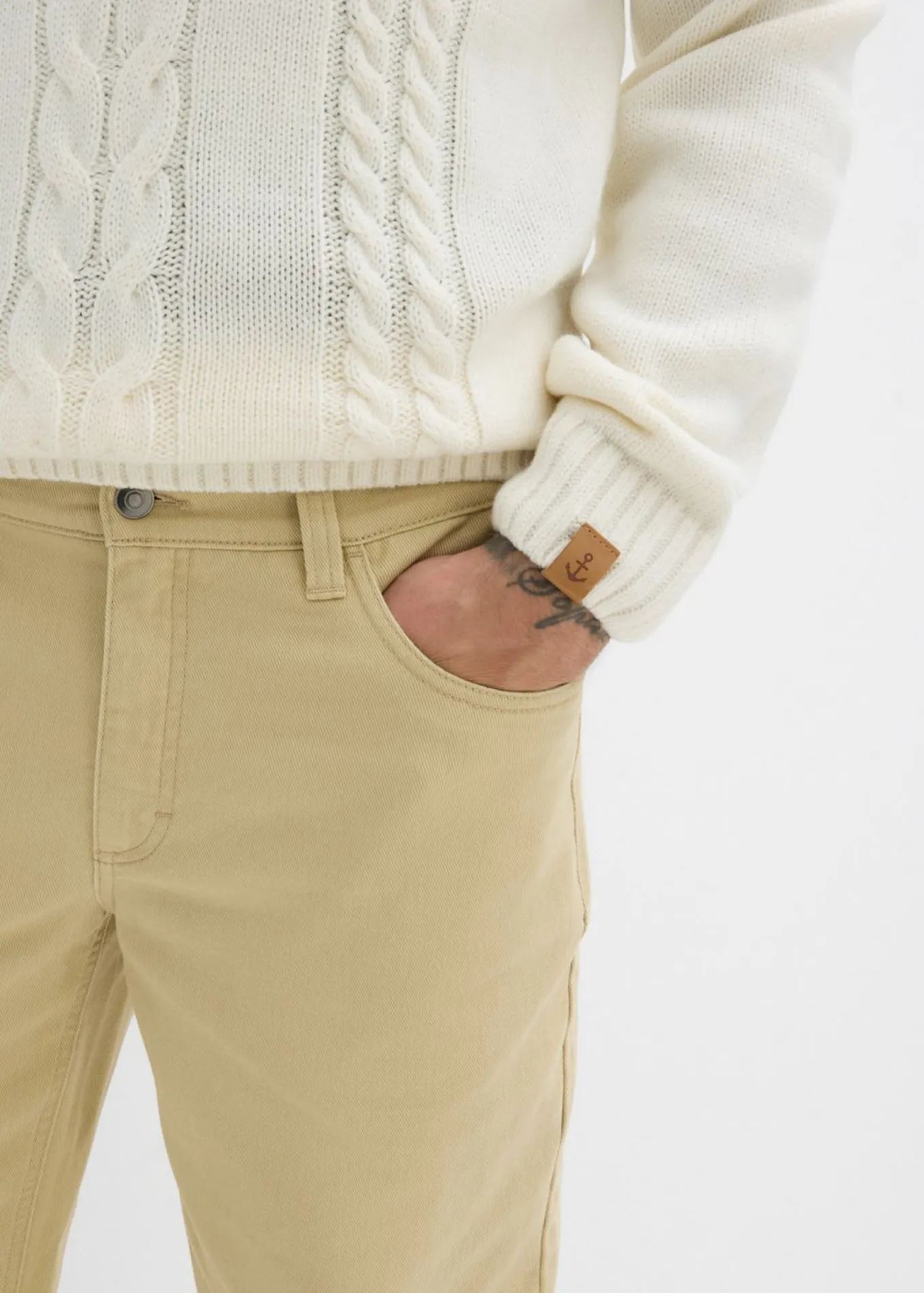 Pantalón de sarga con corte informal, cinturilla elástica y diseño recto