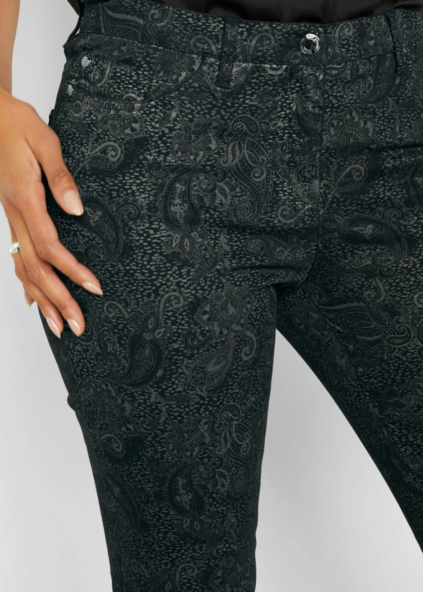 Pantalón de sarga con estampado elegante