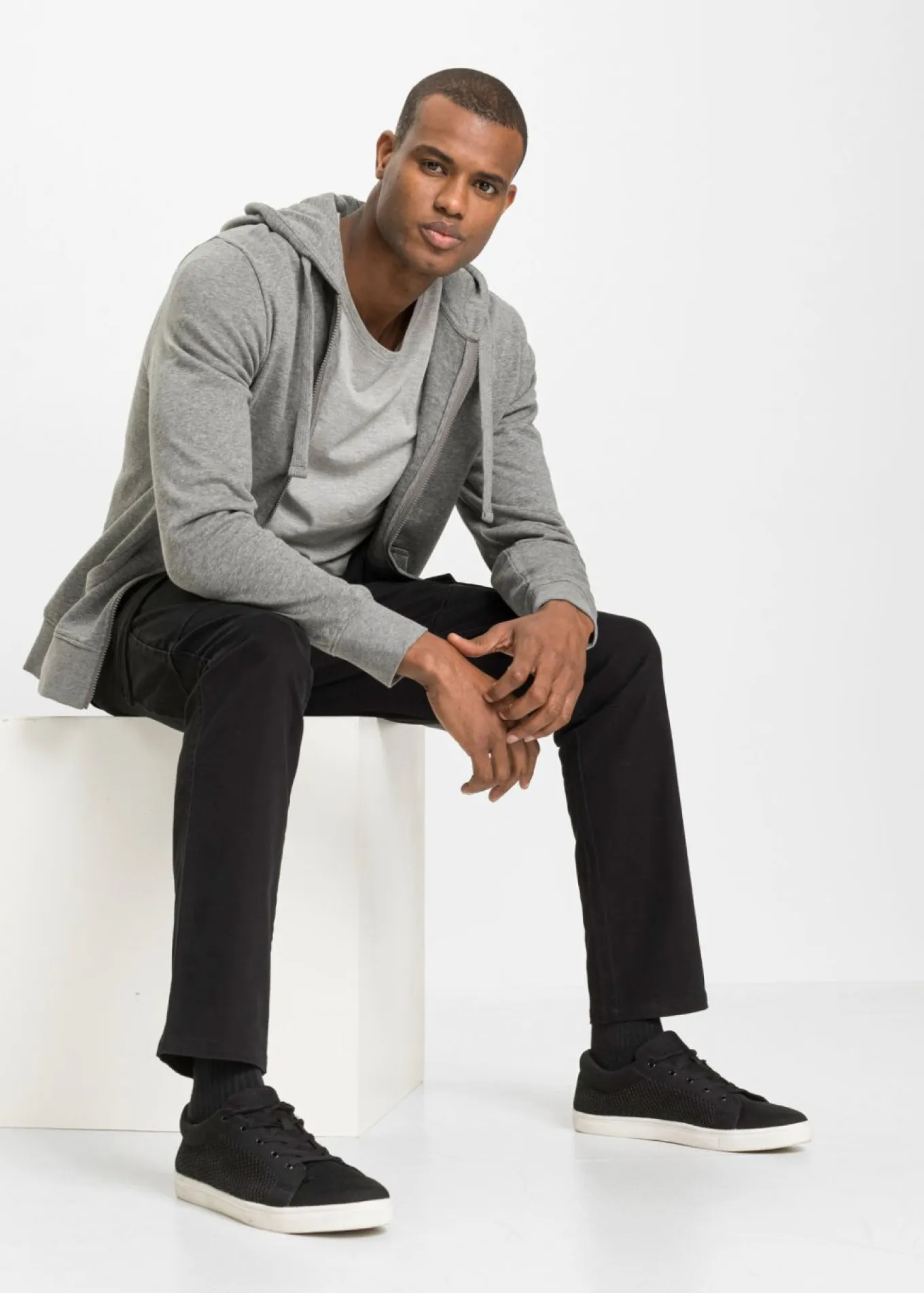 Pantalón elásticos, slim fit, con bolsillos cargo, straight