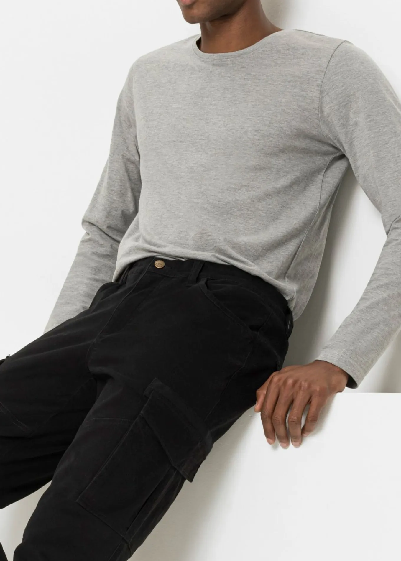 Pantalón elásticos, slim fit, con bolsillos cargo, straight