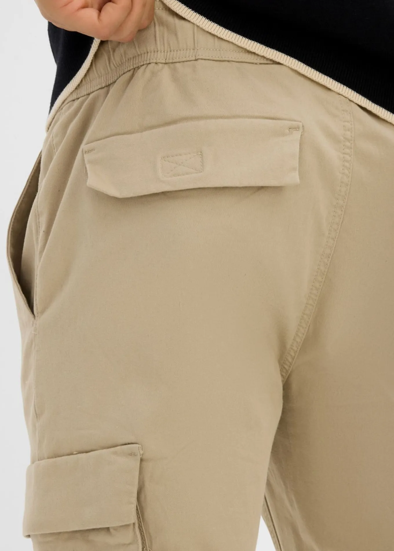 Pantalón sin cierre tipo cargo con recto y regular