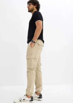 Pantalón sin cierre tipo cargo con recto y regular